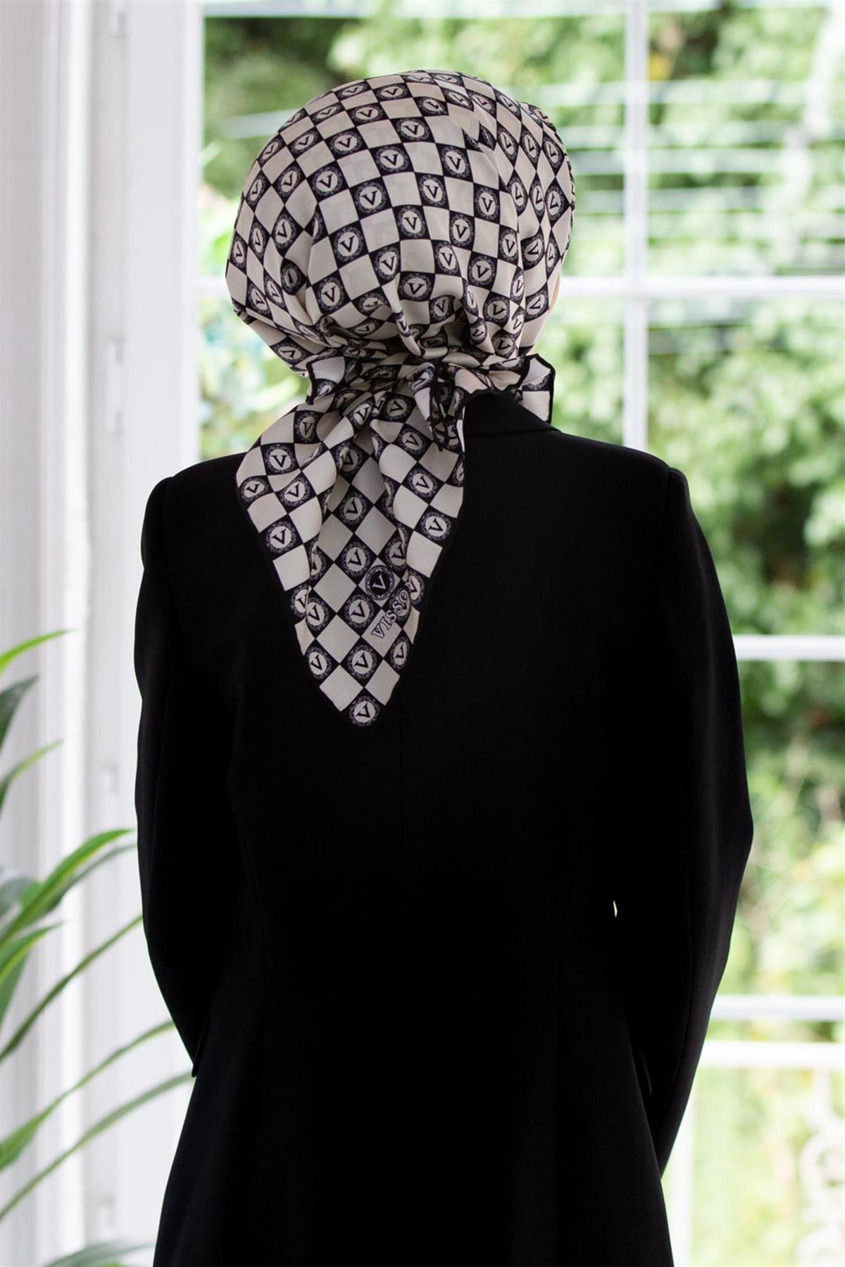 %100 Twill İpek Monogram Desenli Siyah - Krem Renkli 90x90 Eşarp Dikim Şekli : El Dikişi