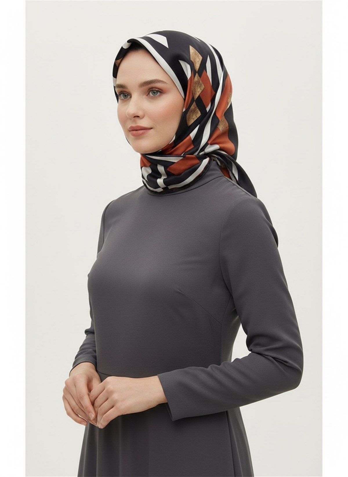 %100 Twill İpek Karo Desenli Siyah - Taba Renkli 90x90 Eşarp Dikim Şekli : El Dikişi