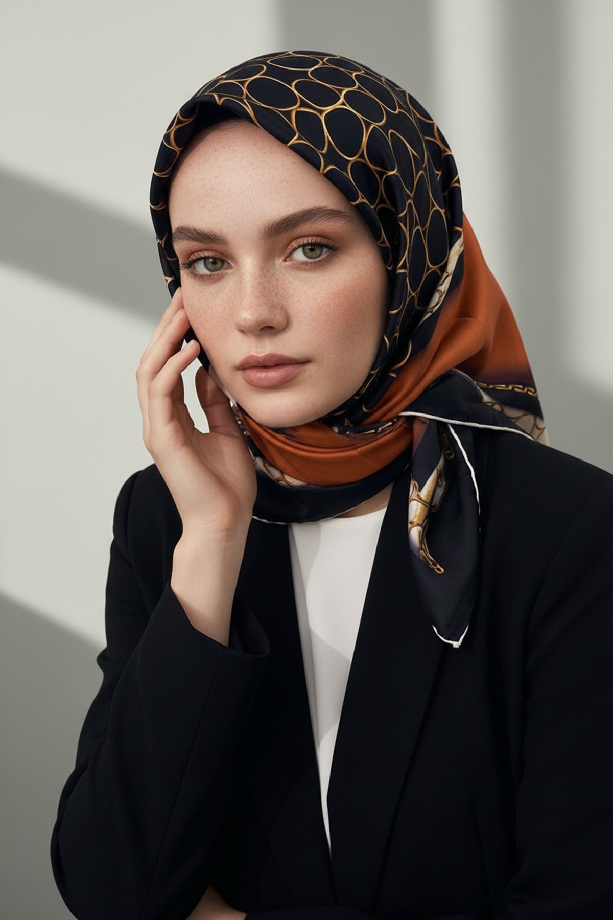 %100 Twill İpek Gold Halka Desenli Taba - Siyah Renkli 90x90 Eşarp Dikim Şekli : El Dikişi