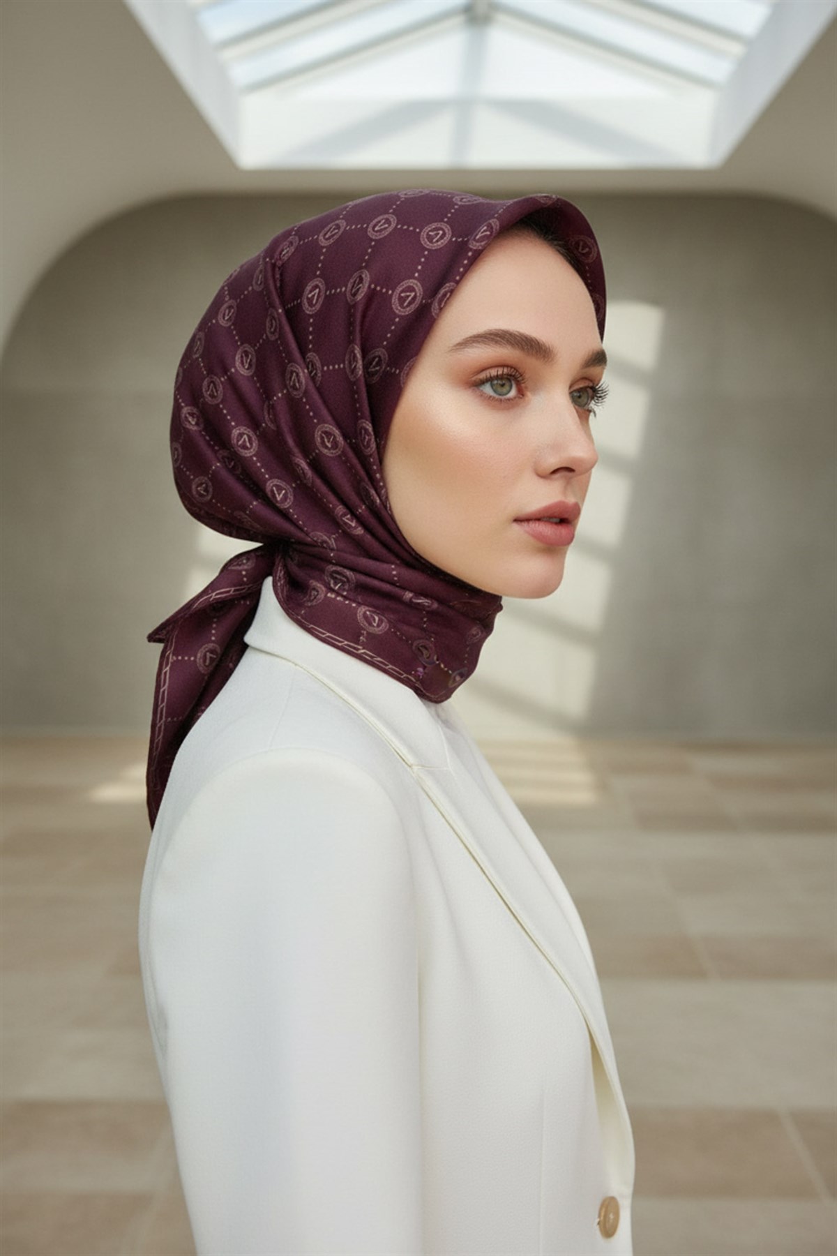 %100 Twill İpek Monogram Desenli Şarabi Renkli 90x90 Eşarp Dikim Şekli : El Dikişi