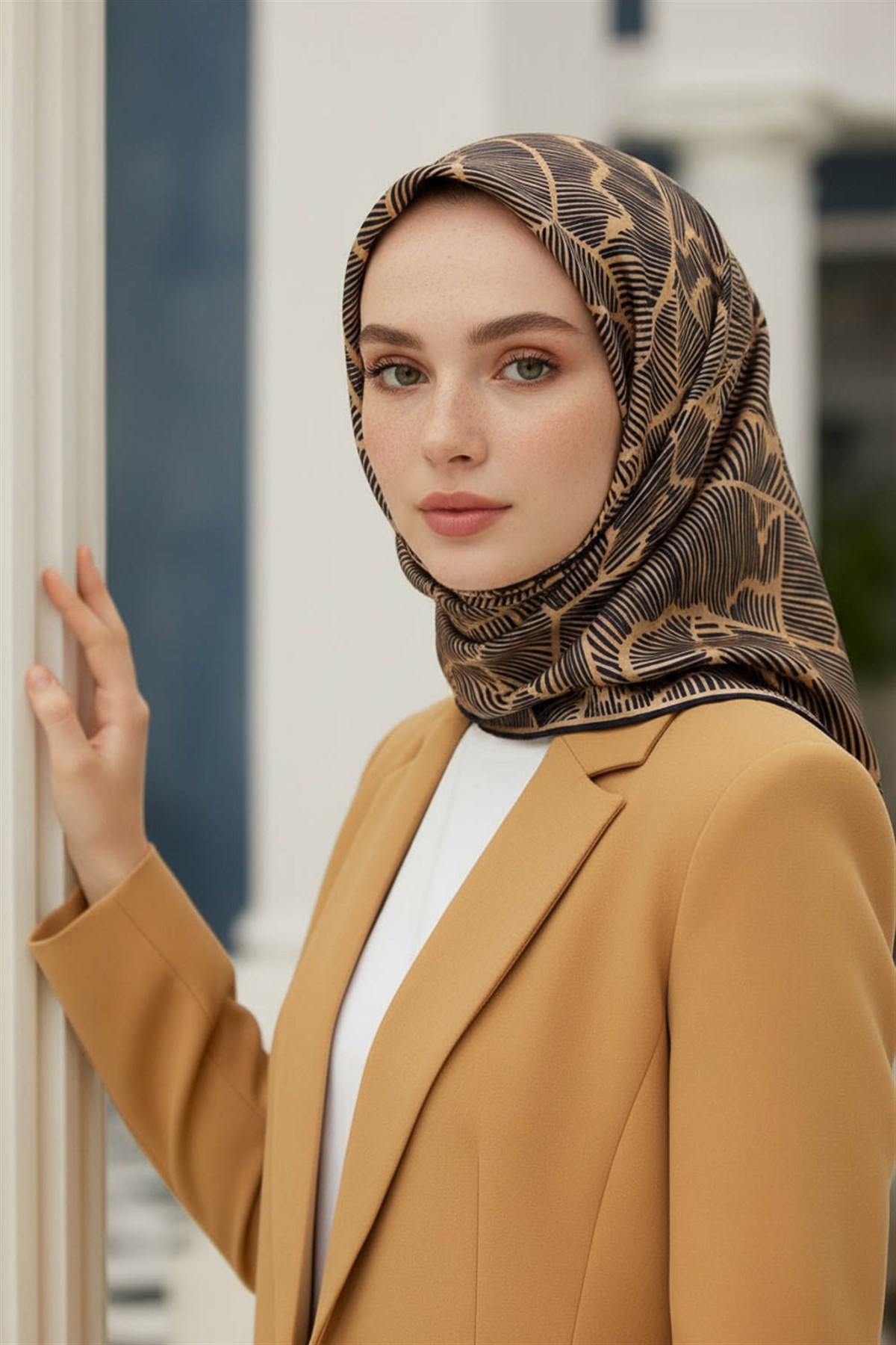 %100 Twill İpek Geometrik Desenli Gold - Siyah Renkli 90x90 Eşarp Dikim Şekli : El Dikişi