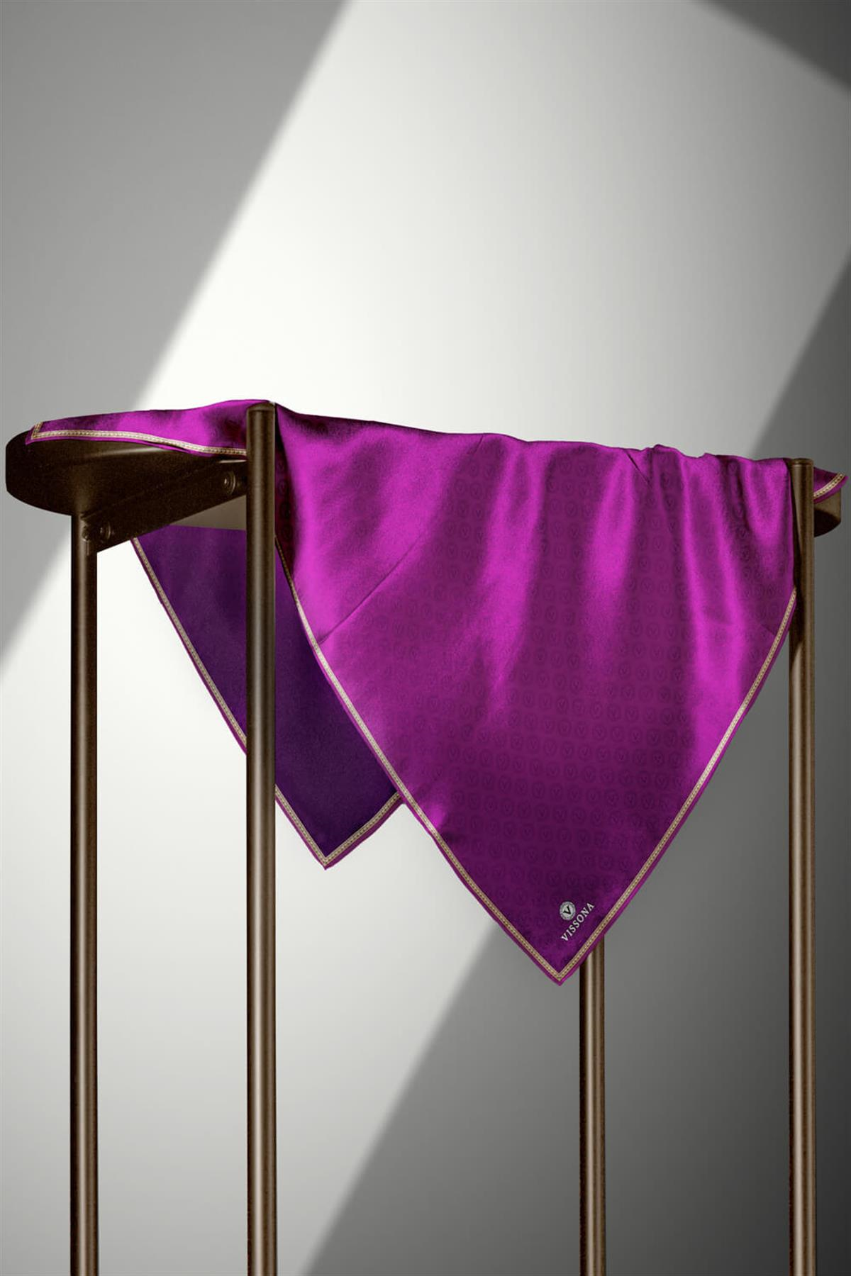 % 57 İPEK % 43 VİSKON Twill İpek Monogram Desenli Mürdüm Renkli 90x90 Eşarp Dikim Şekli : El Dikişi