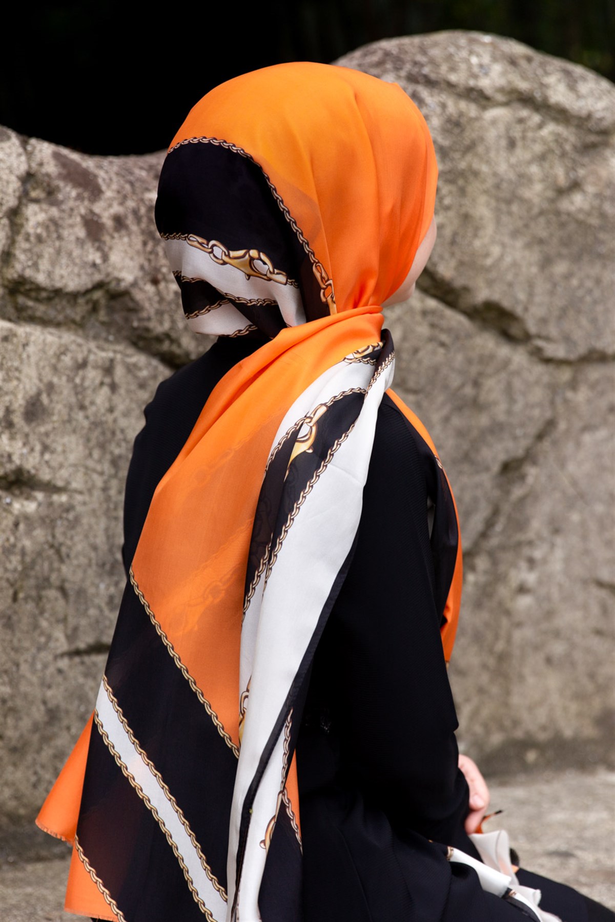 %100 İpek Geometrik Desenli Siyah - Turuncu Renkli 92x210 Şal