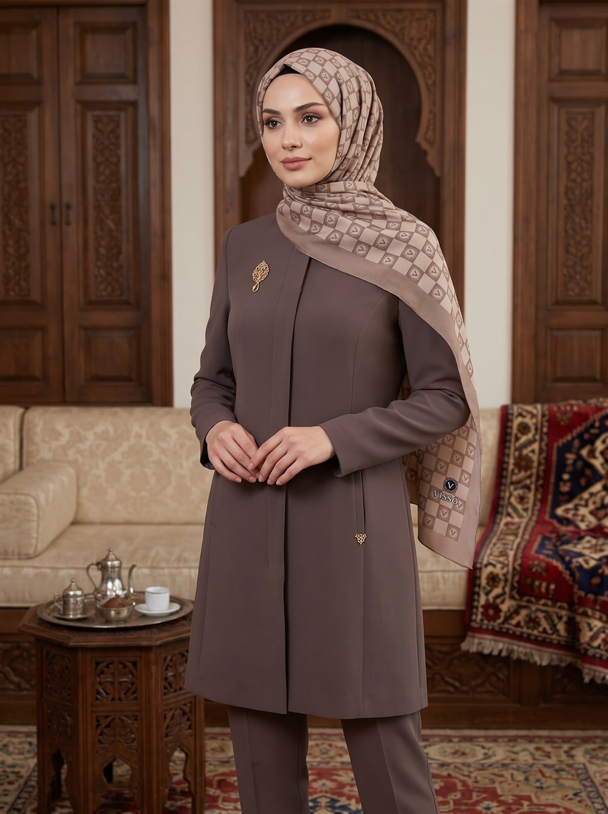 KREP MONOGRAM DESENLİ TAŞ RENKLİ 75X195 KIRIŞMAZ ŞAL