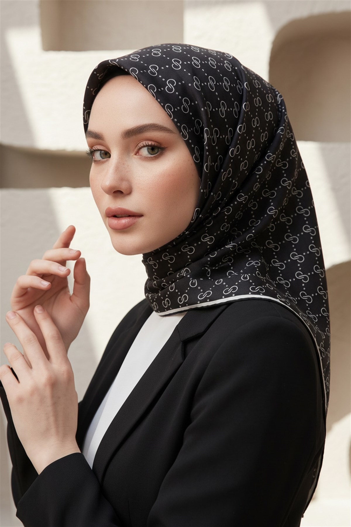 %100 Twill İpek Geometrik Desenli Siyah - Beyaz Renkli 90x90 Eşarp Dikim Şekli : El Dikişi