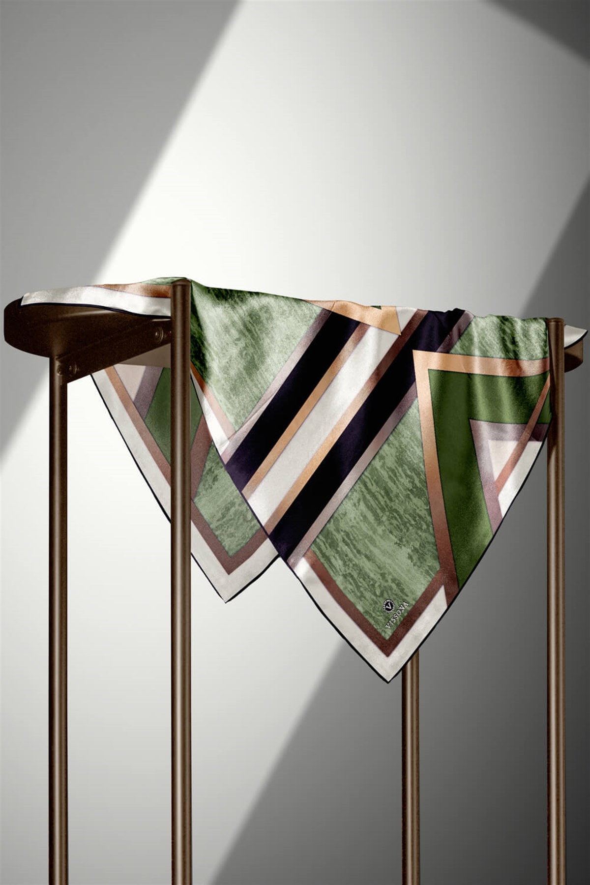 %100 Twill İpek Dokulu Ve Geometrik Desenli Gold - Haki Renkli 90x90 Eşarp Dikim Şekli : El Dikişi