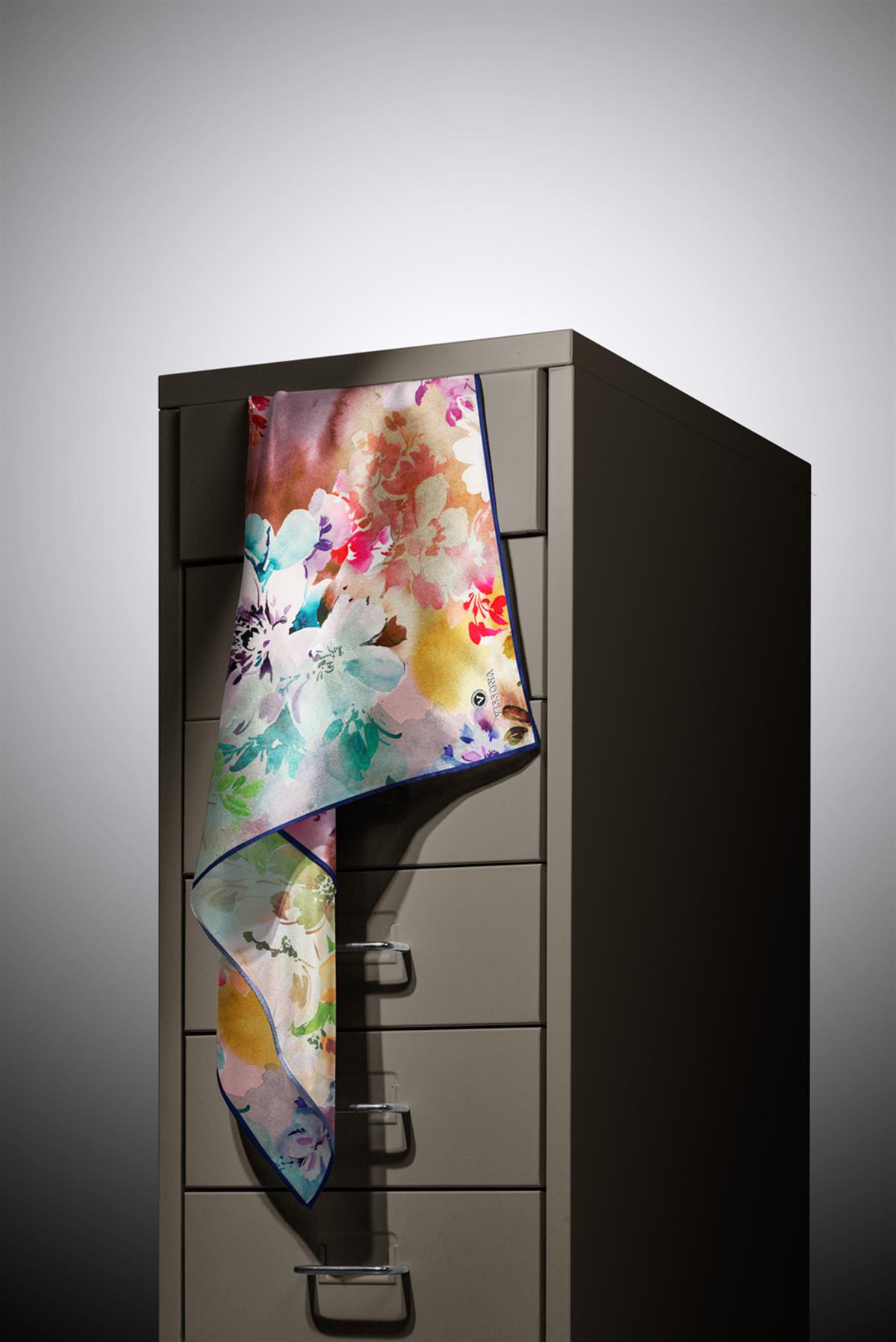 %100 Twill İpek Çiçek  Desenli Lacivert Renkli 90x90 Eşarp Dikim Şekli : El Dikişi