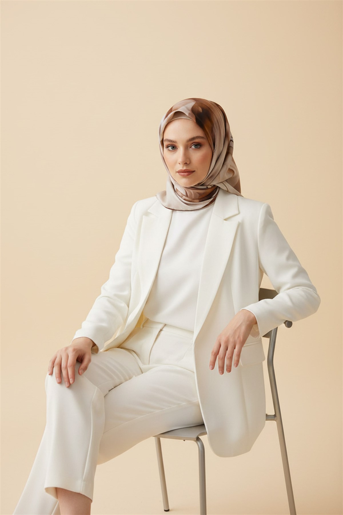%100 Twill İpek Büyük Çiçek Desenli Kahverengi - Krem Renkli 90x90 Eşarp Dikim Şekli : El Dikişi