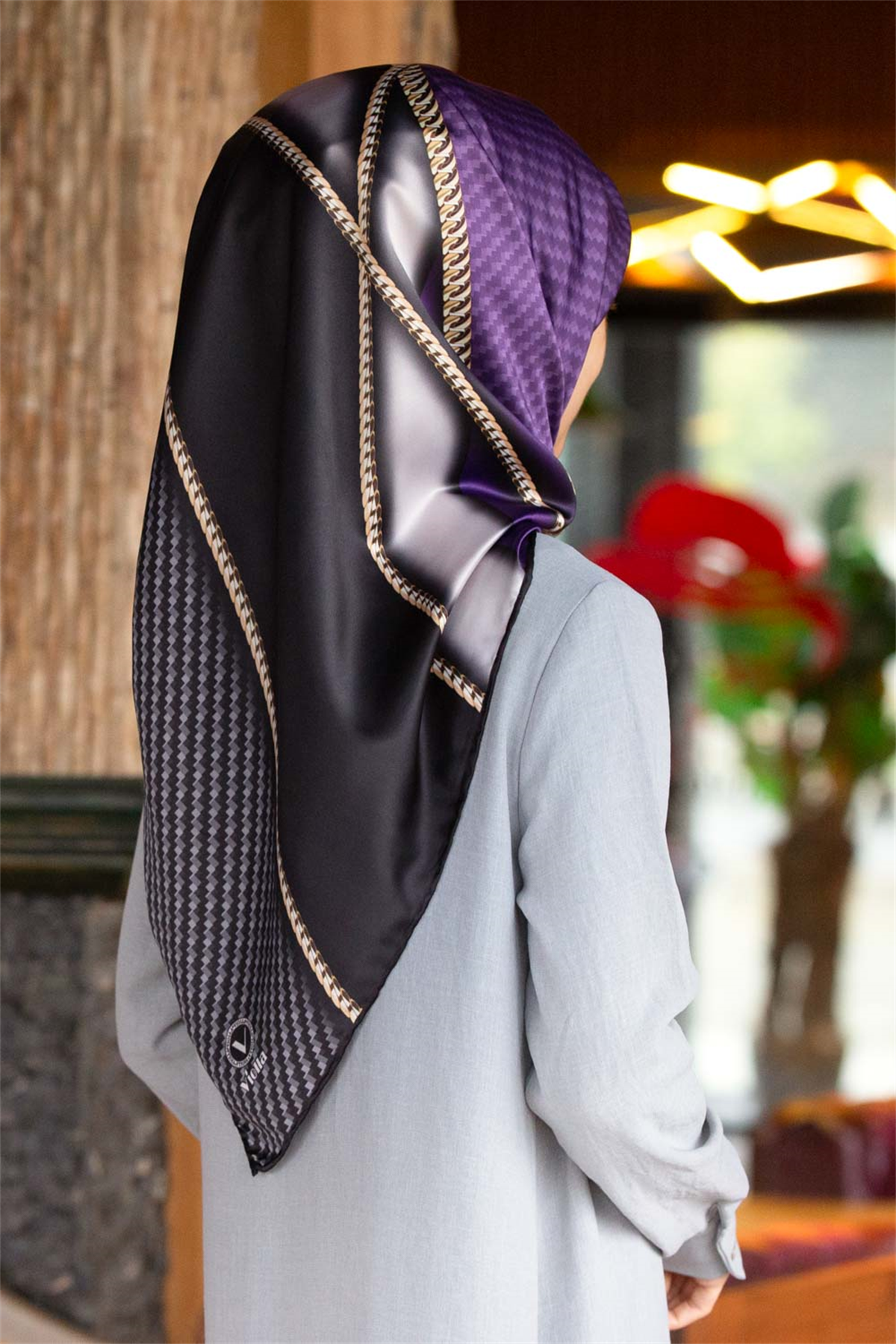 Rayon Gold Detaylı Geometrik Desenli Mor Renkli 90x90 Eşarp (İpek İçermez) Kenar Dikiş Şekli El Dikişli