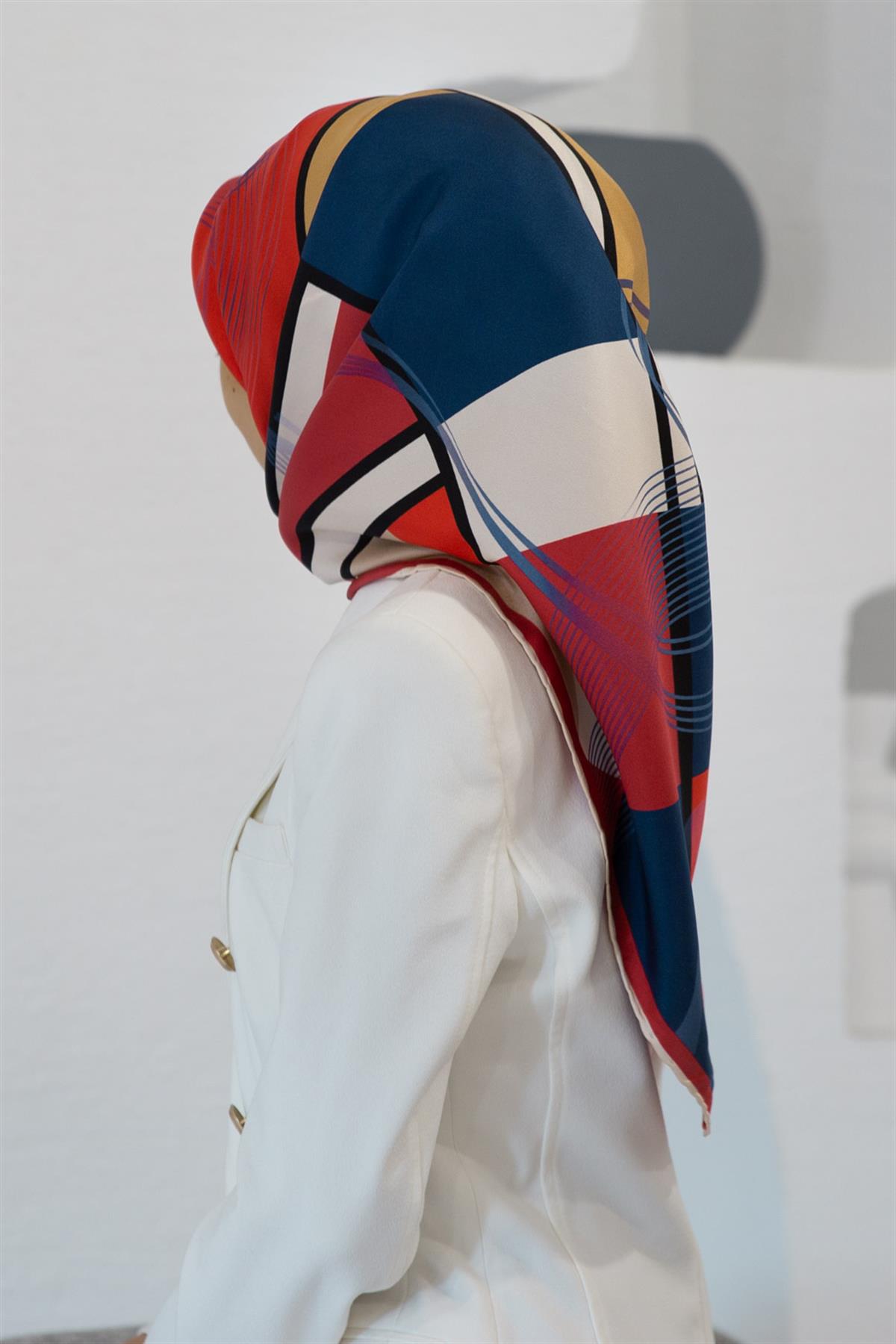 %100 Twill İpek Geometrik Desenli Kırmızı- Lacivert Renkli 90x90 Eşarp Dikim Şekli : El Dikişi