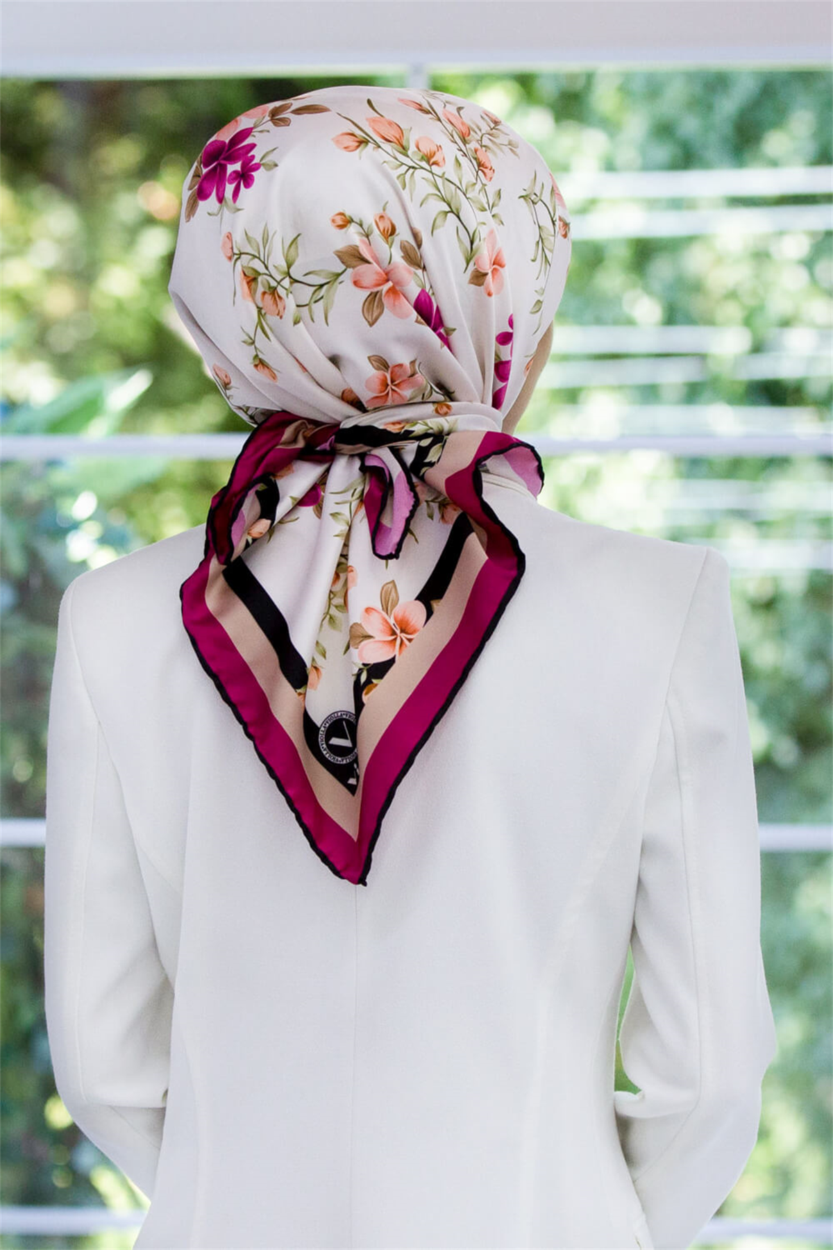 Rayon Çiçek Desenli Mürdüm Renkli 90x90 Eşarp (İpek İçermez) Dikim Şekli : El Dikişi