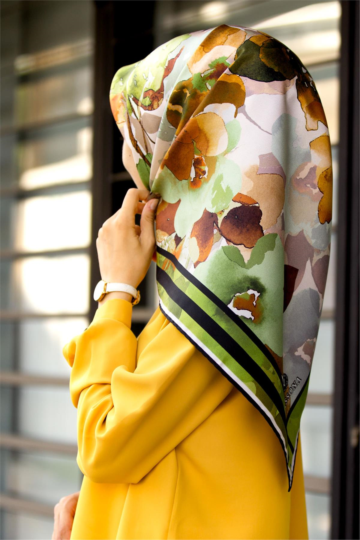 % 57 İPEK % 43 VİSKON Twill İpek Sulu Boyalı Çiçek Desenli Haki - Vizon Renkli 90x90 Eşarp Dikim Şekli : El Dikişi