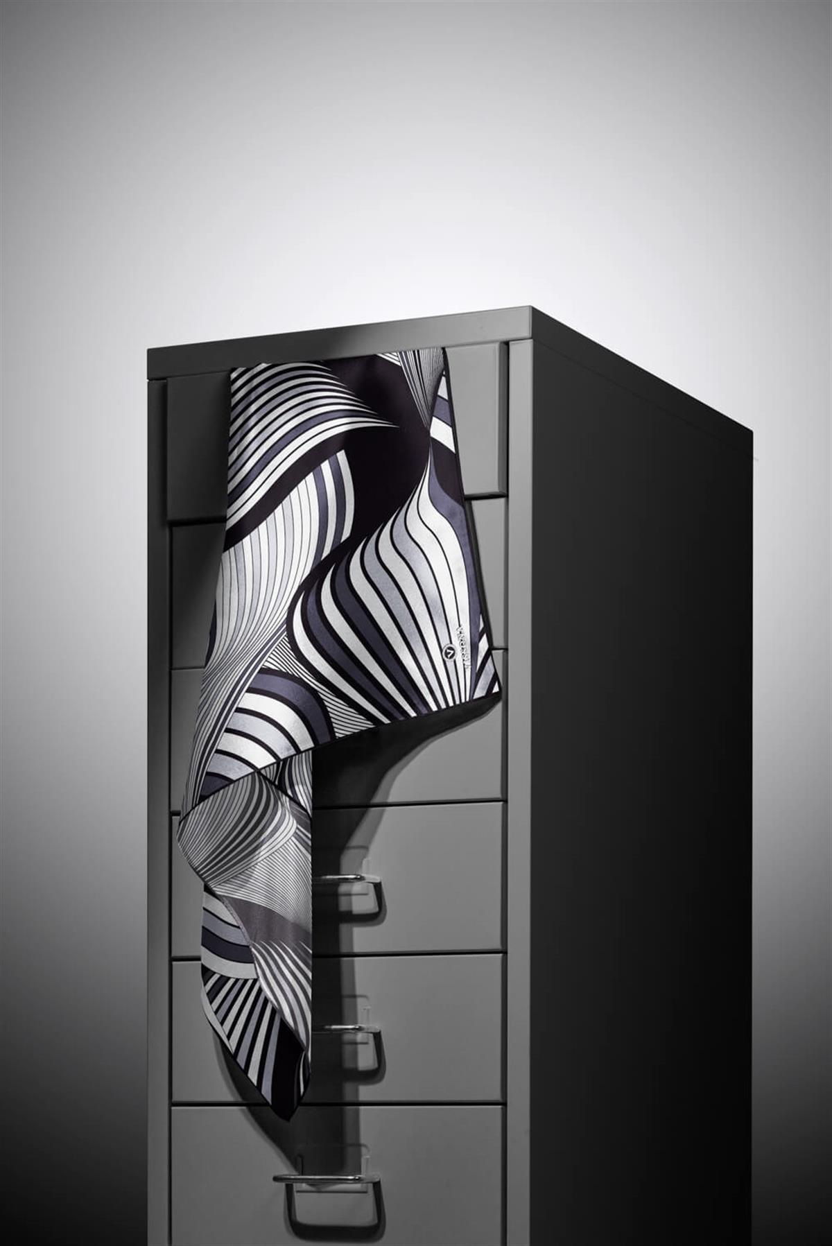 %100 Twill İpek Okyanus Dalgası Desenli Siyah - Krem Renkli 90x90 Eşarp Kenar Dikiş Şekli El Dikişli