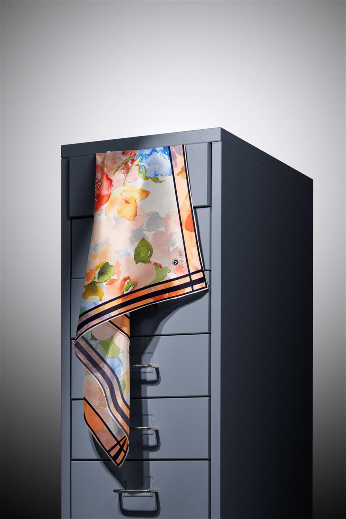 % 57 İPEK % 43 VİSKON Twill İpek Sulu Boyalı Çiçek Desenli Somon - Kırmızı Renkli 90x90 Eşarp Dikim Şekli : El Dikişi