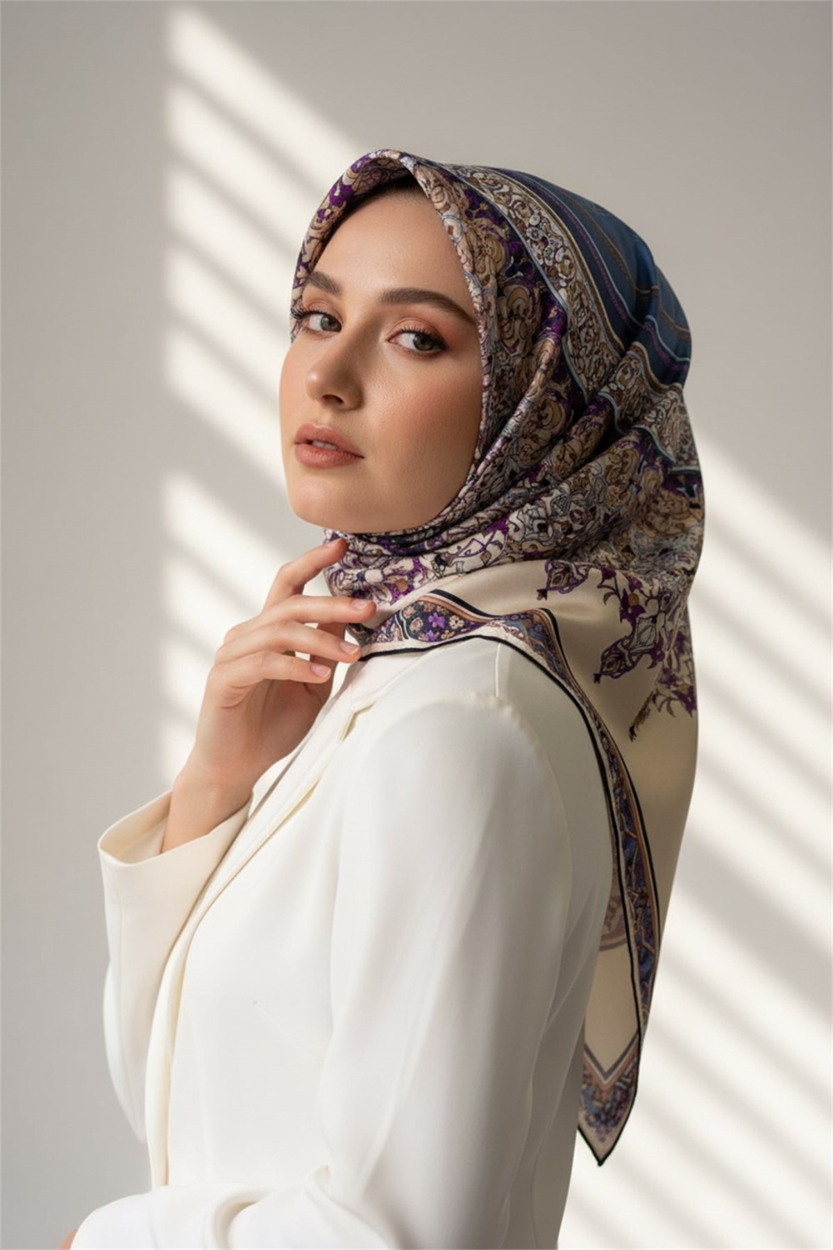%100 Twill İpek Şal Desenli İndigo Renkli 90x90 Eşarp Dikim Şekli : El Dikişi