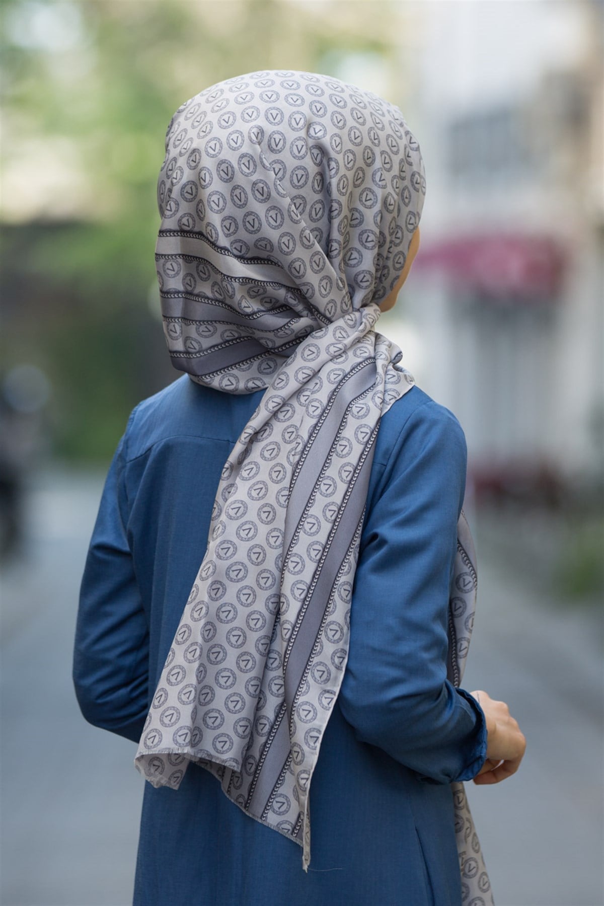 %100 İpek Monogram Desenli Gümüş - Gri Renkli 92x210 Şal