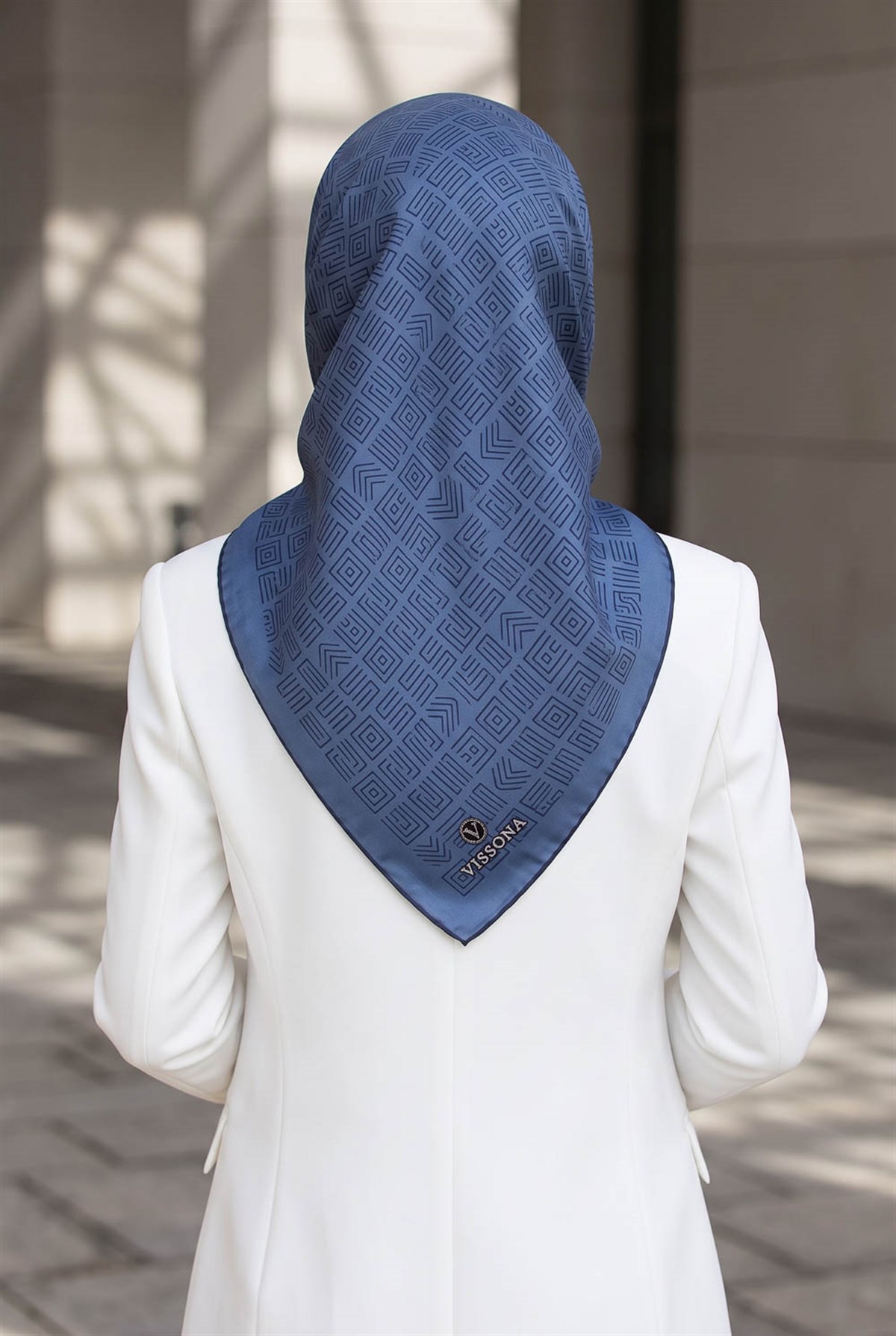 100% Twill İpek Etnik Motif Desenli İndigo - Lacivert Renkli 90x90 Dikim Şekli : El Dikişi Eşarp