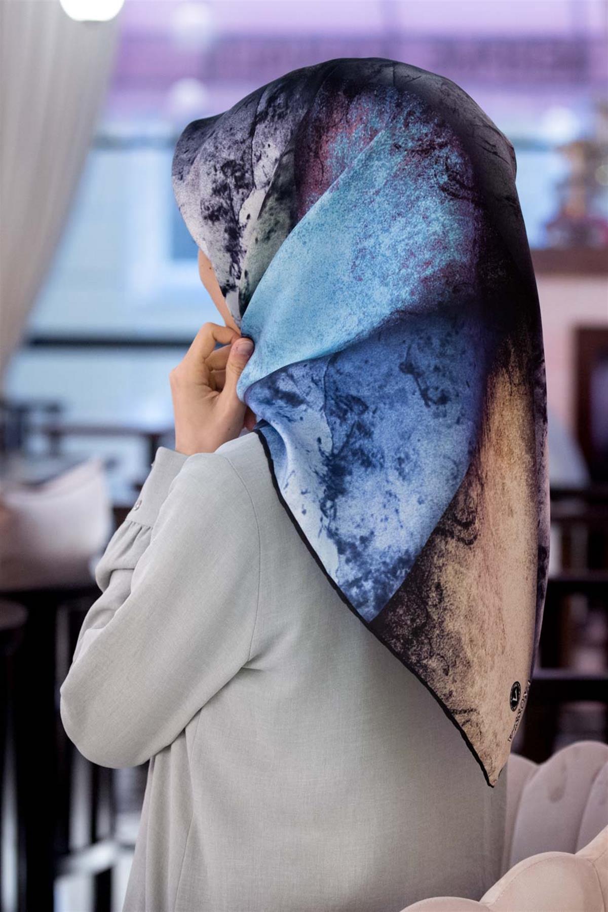 %100 Twill İpek Dokulu Ve Geometrik Desenli Bebe Mavisi - Mint Yeşili Renkli 90x90 Eşarp Dikim Şekli : El Dikişi