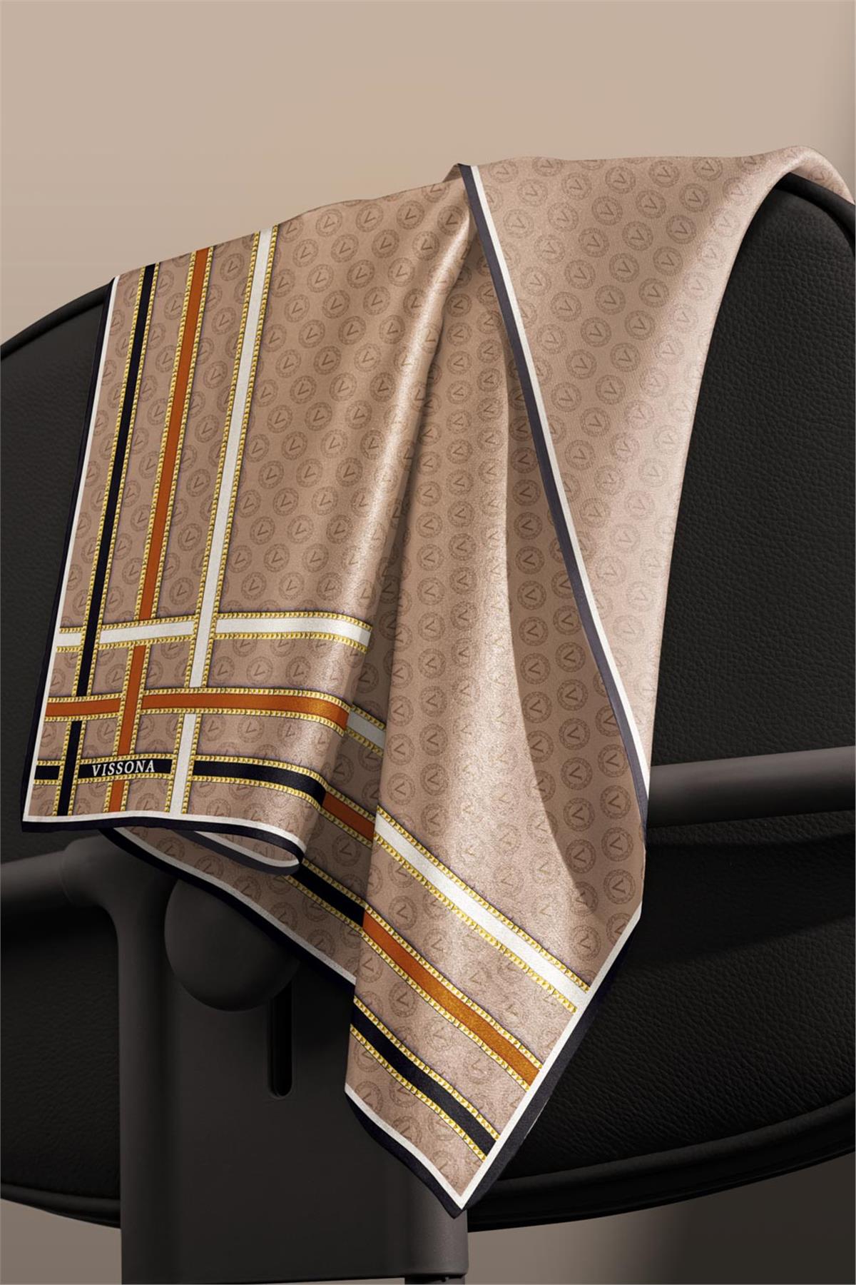 %100 Twill İpek Monogram Desenli Bej - Turuncu Renkli 90x90 Eşarp Dikim Şekli : El Dikişi