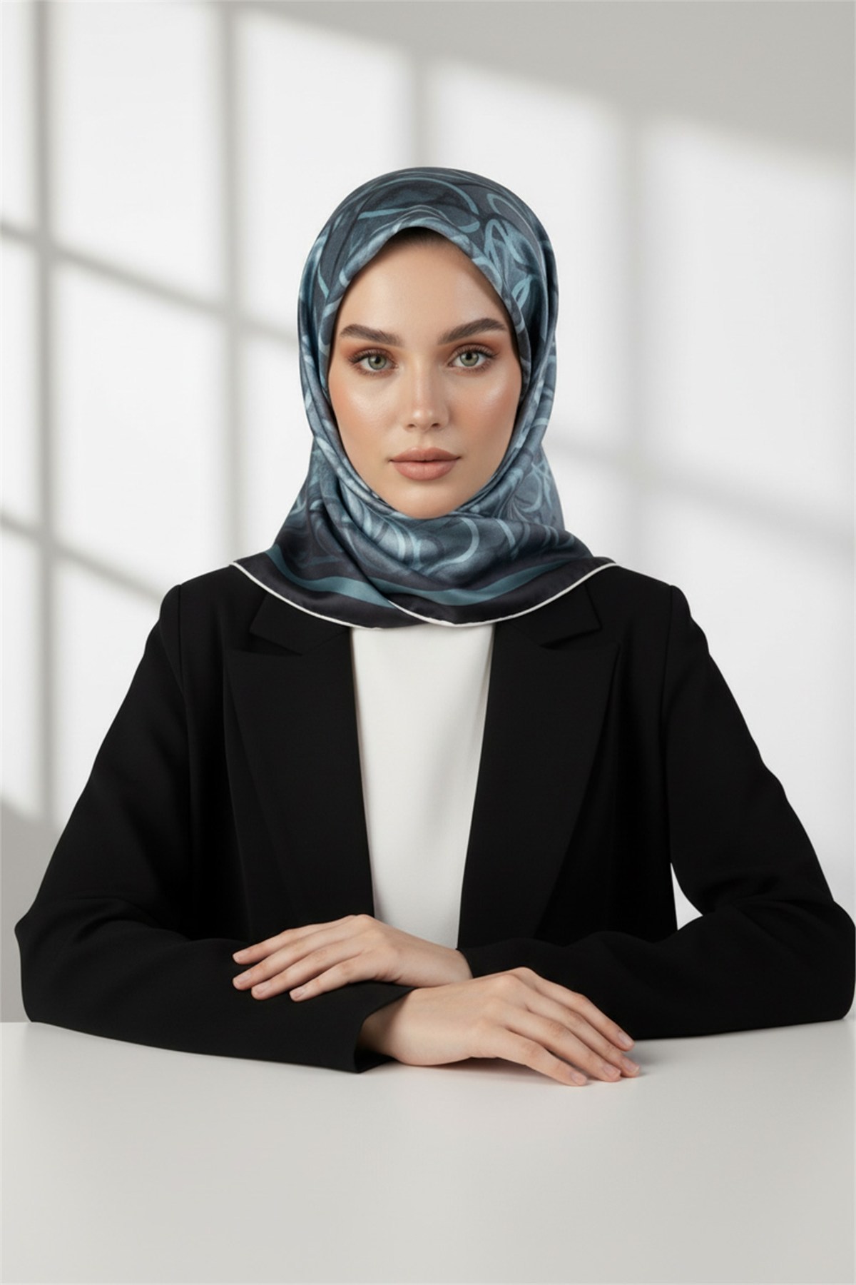 Kristal Geometrik Desenli Petrol Yeşili Renkli 90x90 Eşarp (İpek İçermez) Kenar Dikiş Şekli El Dikişli