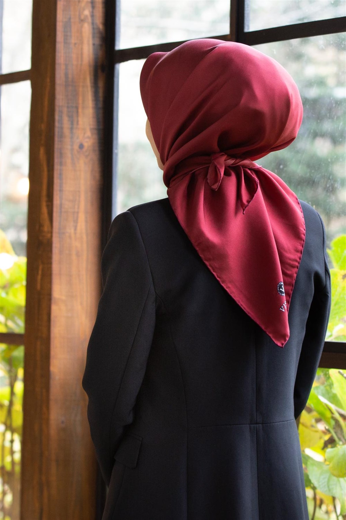 %100 Twill İpek Düz Bordo Renkli Daha Tok Exclusive Serisi 90x90 Eşarp Dikim Şekli : El Dikişi