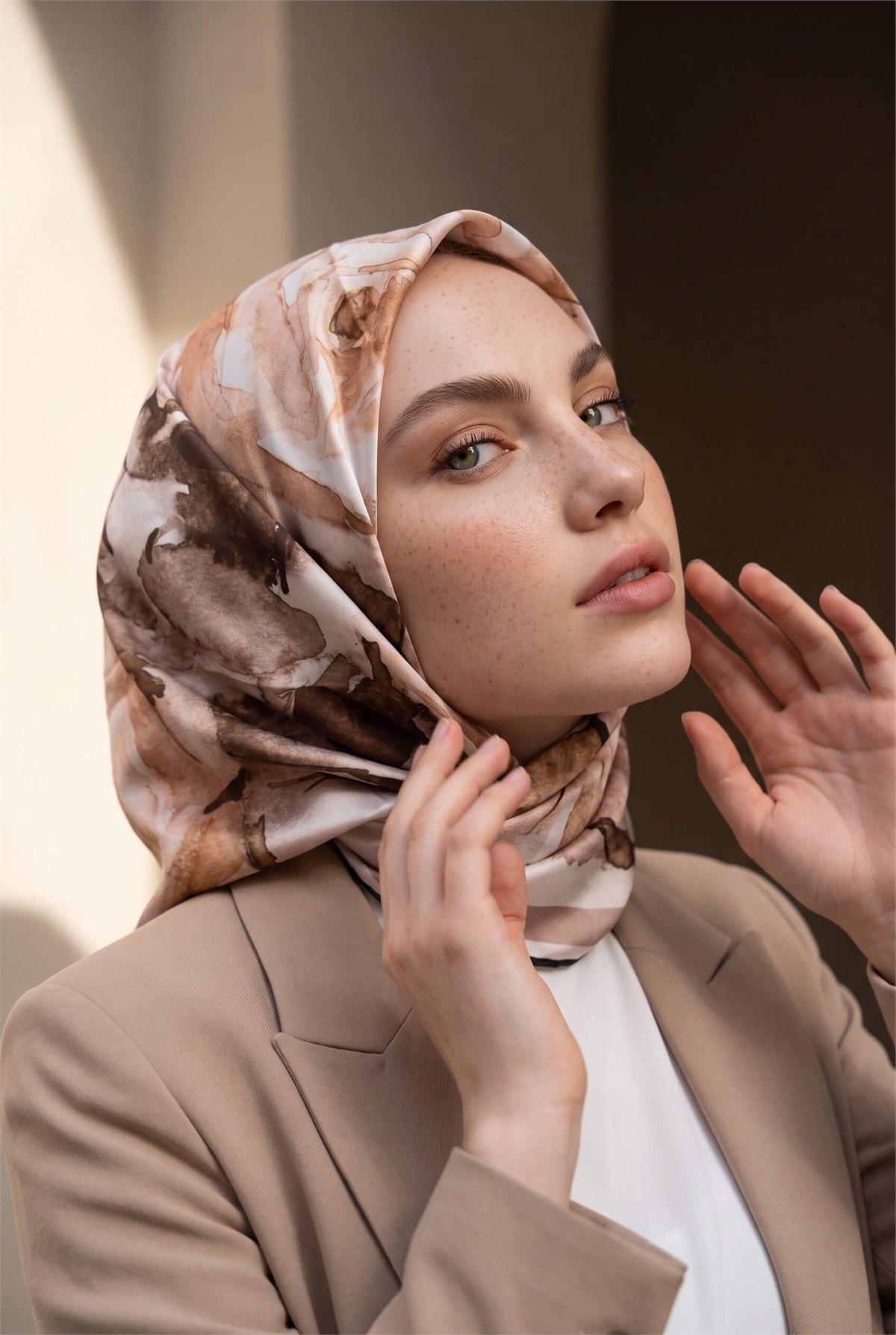 Rayon Çiçek Desenli Taş Renkli 90x90 Eşarp (İpek İçermez) Kenar Dikiş Şekli El Dikişli