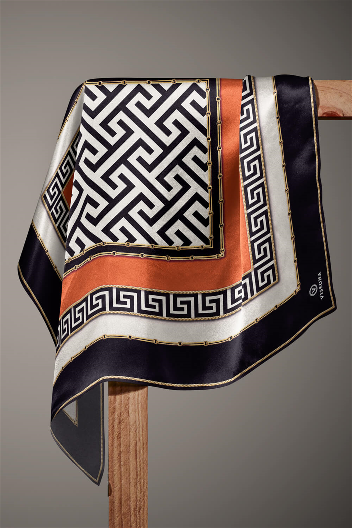 % 57 İPEK % 43 VİSKON Twill İpek Labirent Ve Geometrik Desenli Taba - Siyah Renkli 90x90 Eşarp Dikim Şekli : El Dikişi