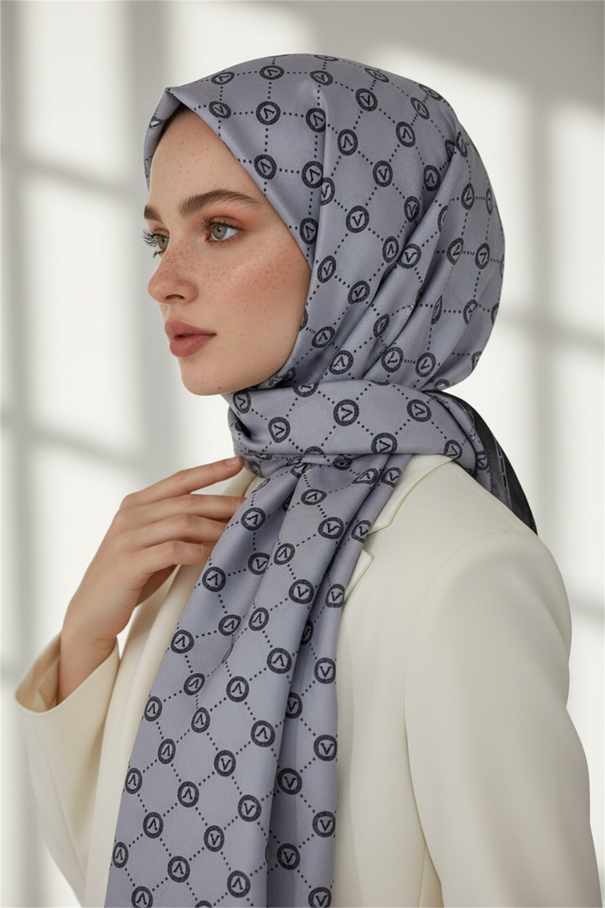 %100 Saf İpek Şal İnce Saten Vual Dokuma V Logo Desenli Gri - Siyah Renkli 90x210 Şal