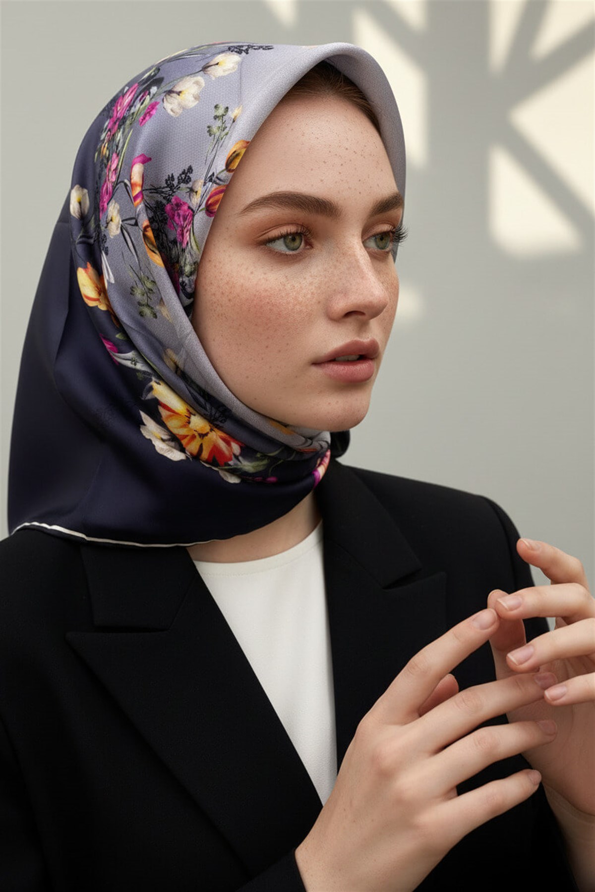 %100 Twill İpek Sonsuz Çiçek Desenli Siyah Renkli 90x90 Eşarp Dikim Şekli : El Dikişi
