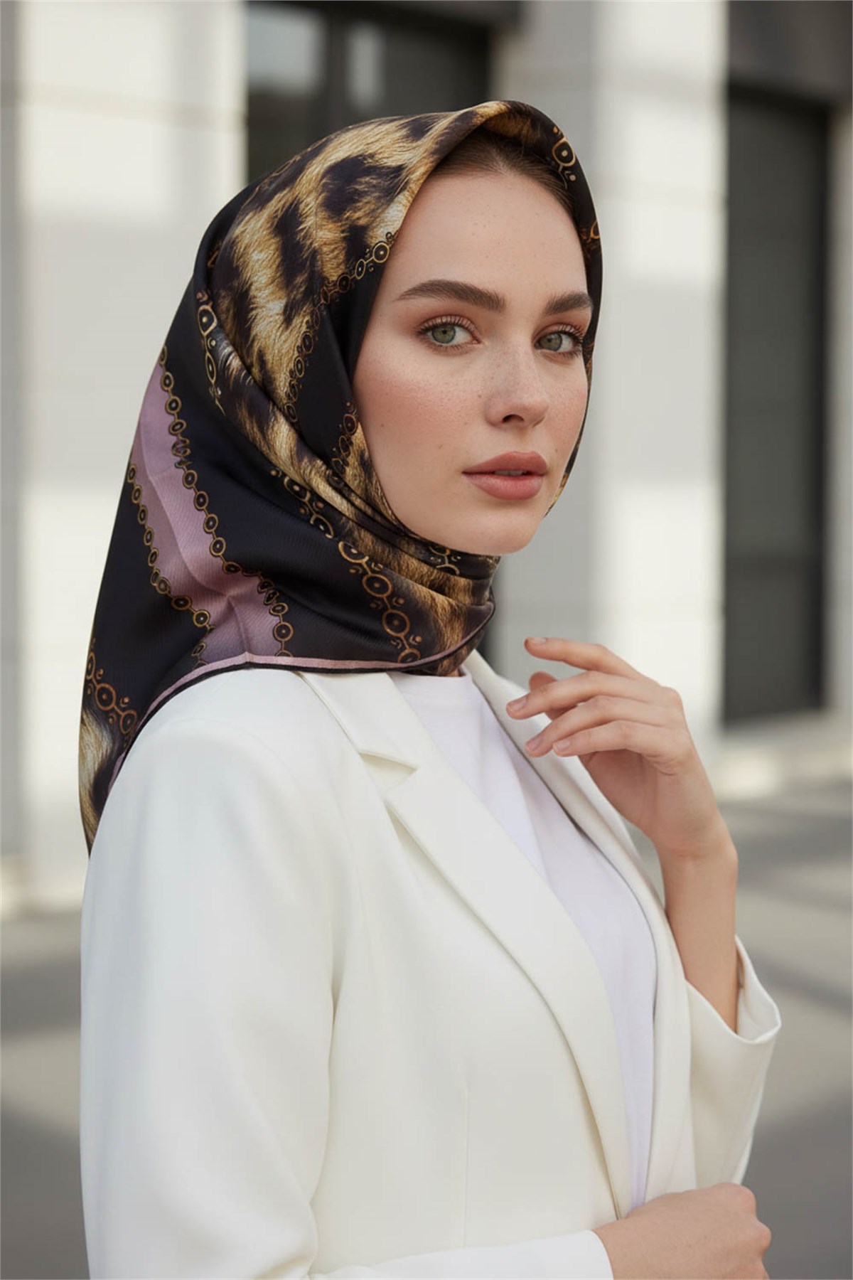 %100 Twill İpek Leopar Desenli Pudra - Siyah Renkli 90x90 Eşarp Dikim Şekli : El Dikişi