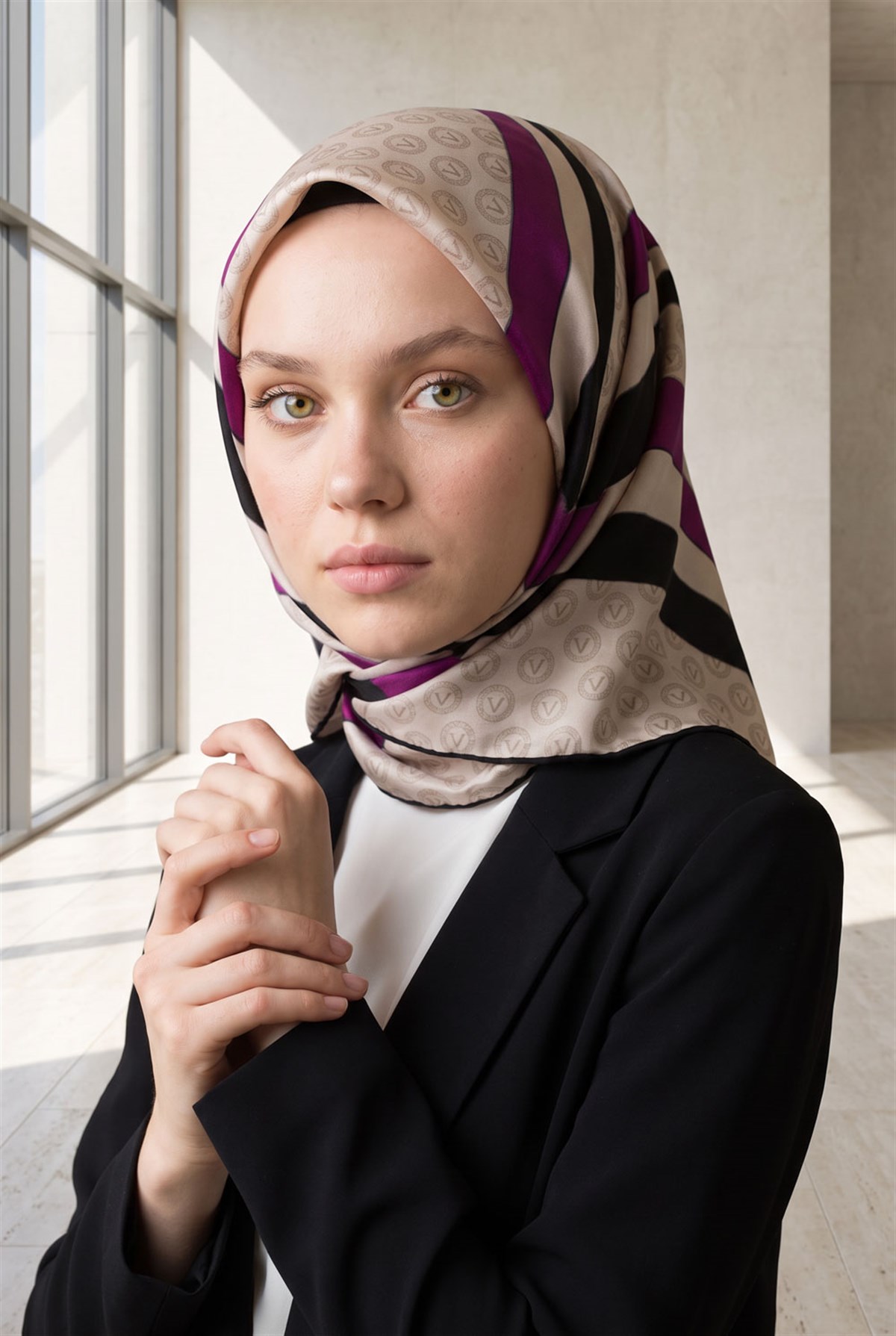 %100 Twill İpek Monogram Ve Geometrik Desenli Krem - Mürdüm Renkli 90x90 Eşarp Dikim Şekli : El Dikişi