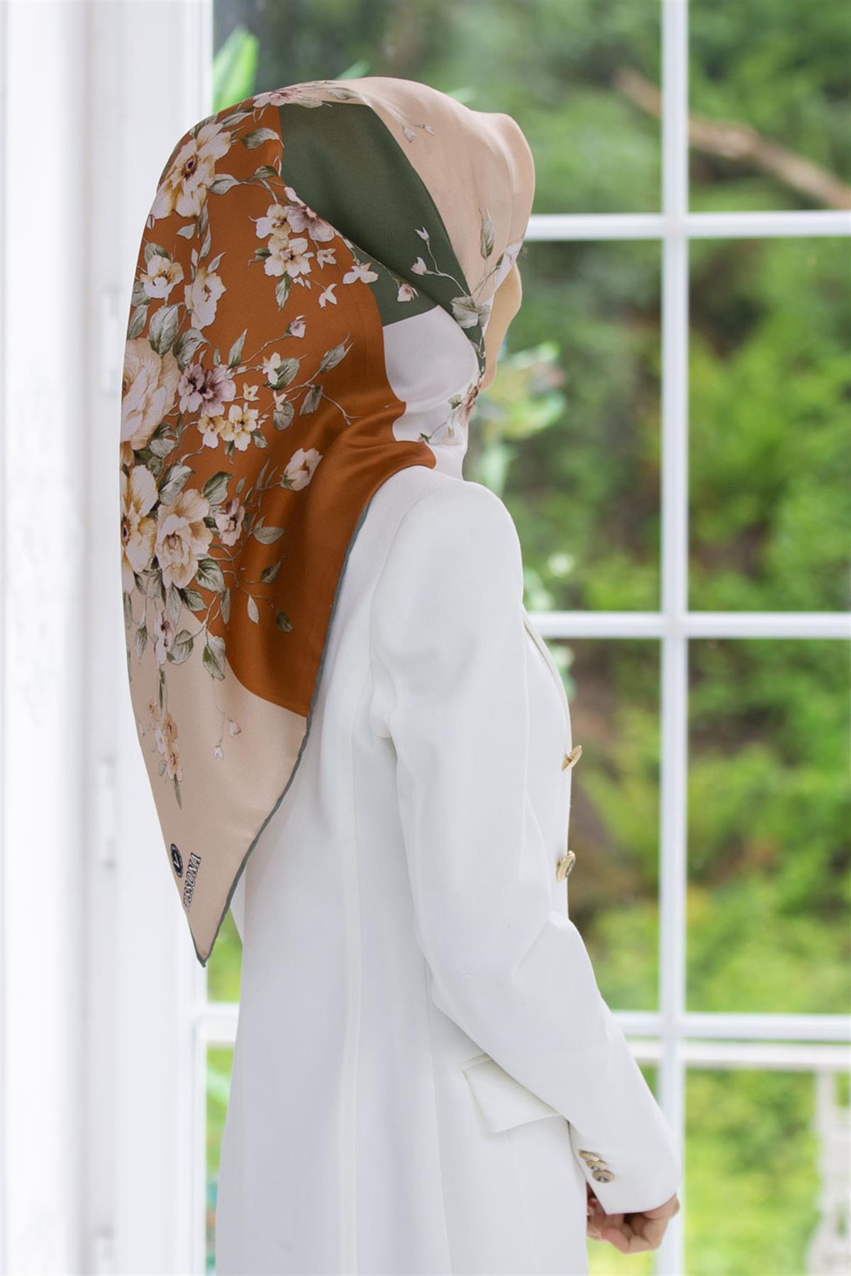 %100 Twill İpek Geometrik Ve Çiçek Desenli Haki - Kiremit Renkli 90x90 Eşarp Dikim Şekli : El Dikişi