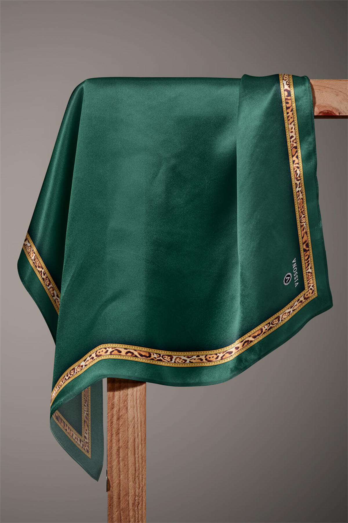 %100 Twill İpek Bordürü Leoparlı Düz Desenli Zümrüt Yeşili - Gold Renkli 90x90 Eşarp Dikim Şekli : El Dikişi