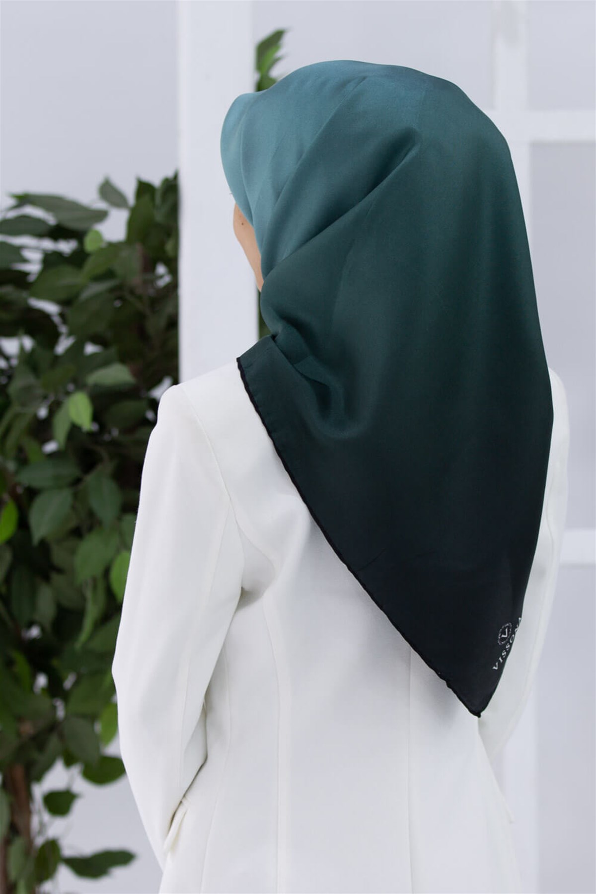 %100 Twill İpek Degrade Desenli Mint Yeşili Renkli 90x90 Eşarp Dikim Şekli : El Dikişi