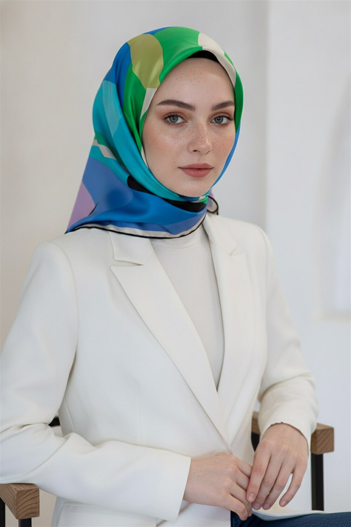 %100 Twill İpek Geometrik Desenli Zümrüt Yeşili - İndigo Renkli 90x90 Eşarp Dikim Şekli : El Dikişi