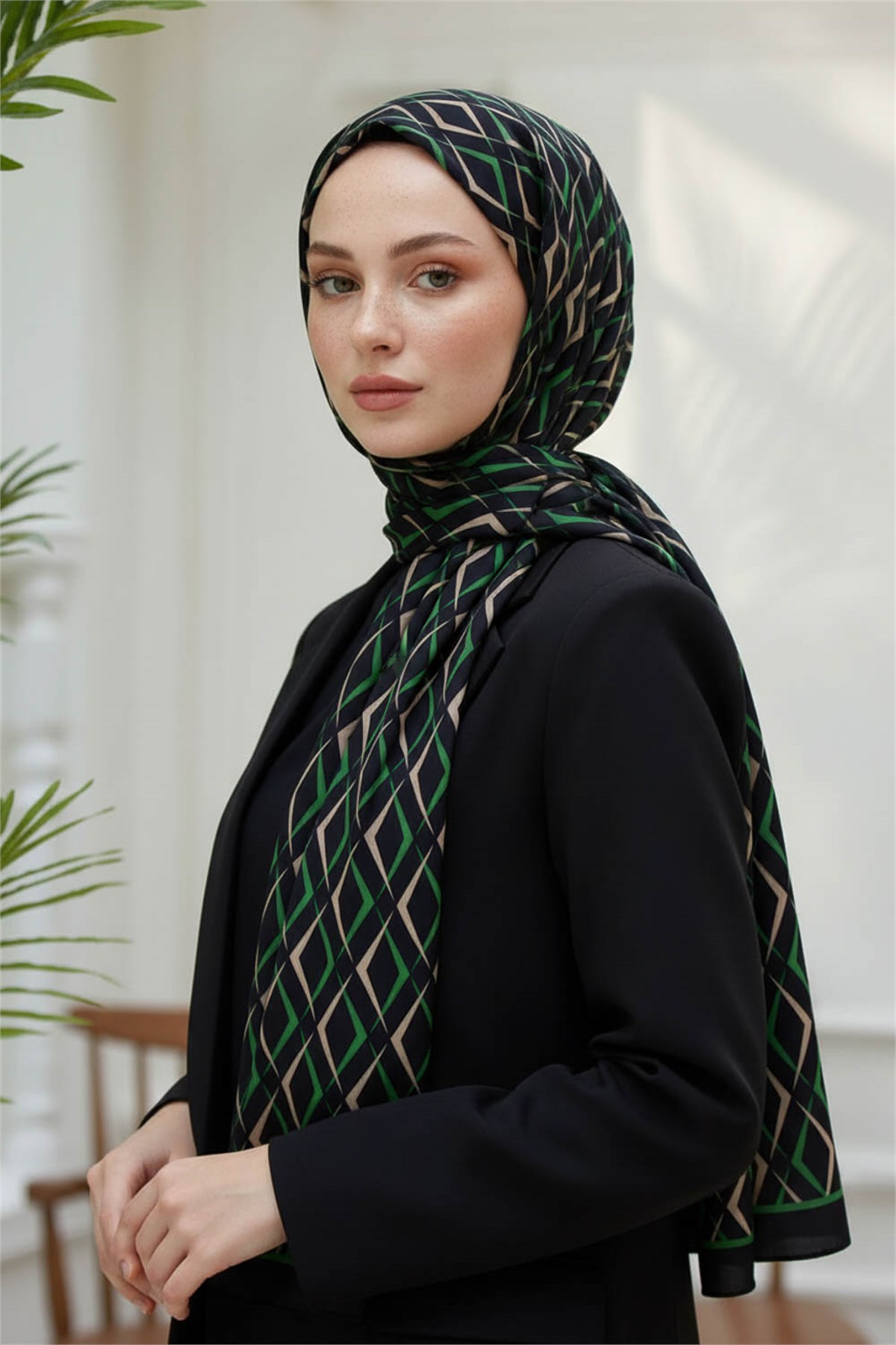 KREP GEOMETRİK DESENLİ SİYAH - ZÜMRÜT YEŞİLİ RENKLİ 75X195 KIRIŞMAZ ŞAL