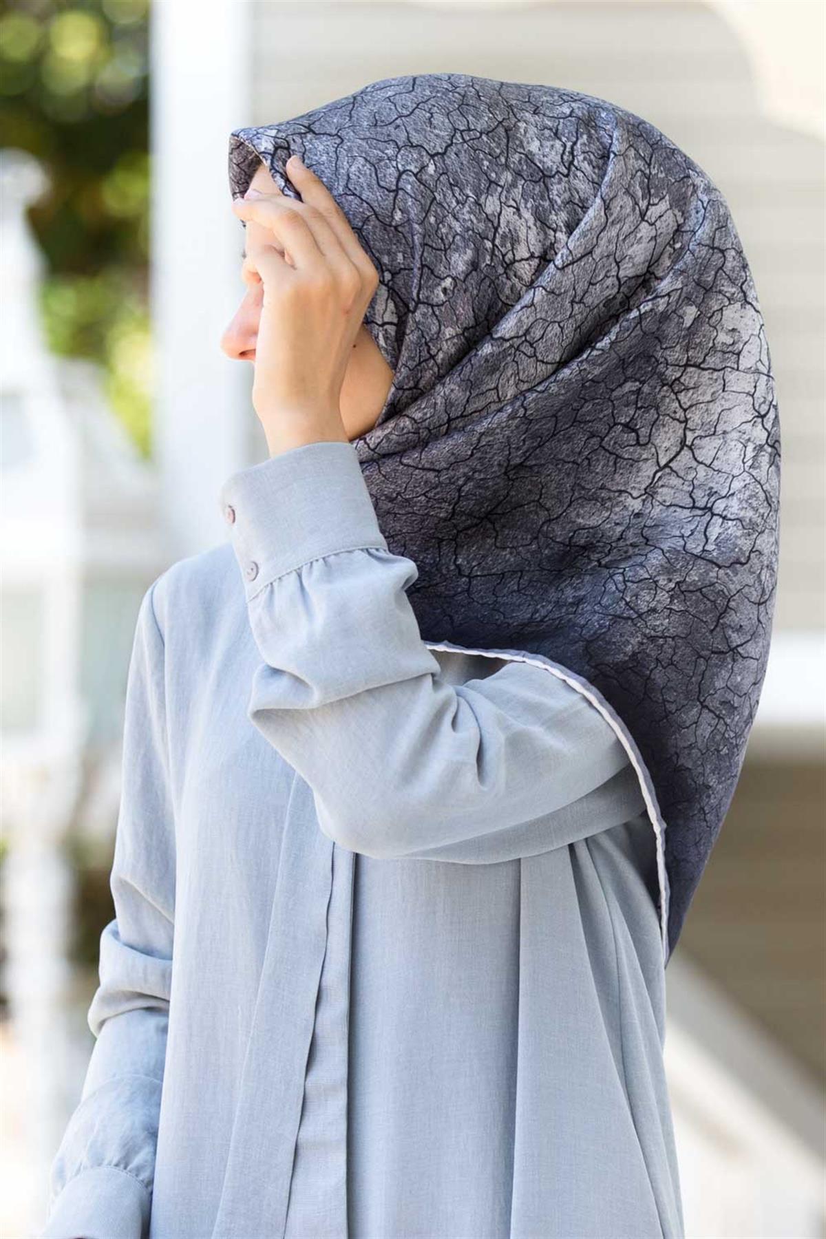 % 57 İPEK % 43 VİSKON Twill İpek Bulut  Desenli Füme Renkli 90x90 Eşarp Dikim Şekli : El Dikişi