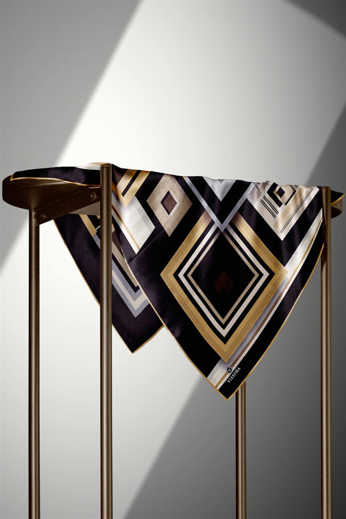 %100 Twill İpek Kare Desenli Siyah - Gold Renkli 90x90 Eşarp Kenar Dikiş Şekli El Dikişli