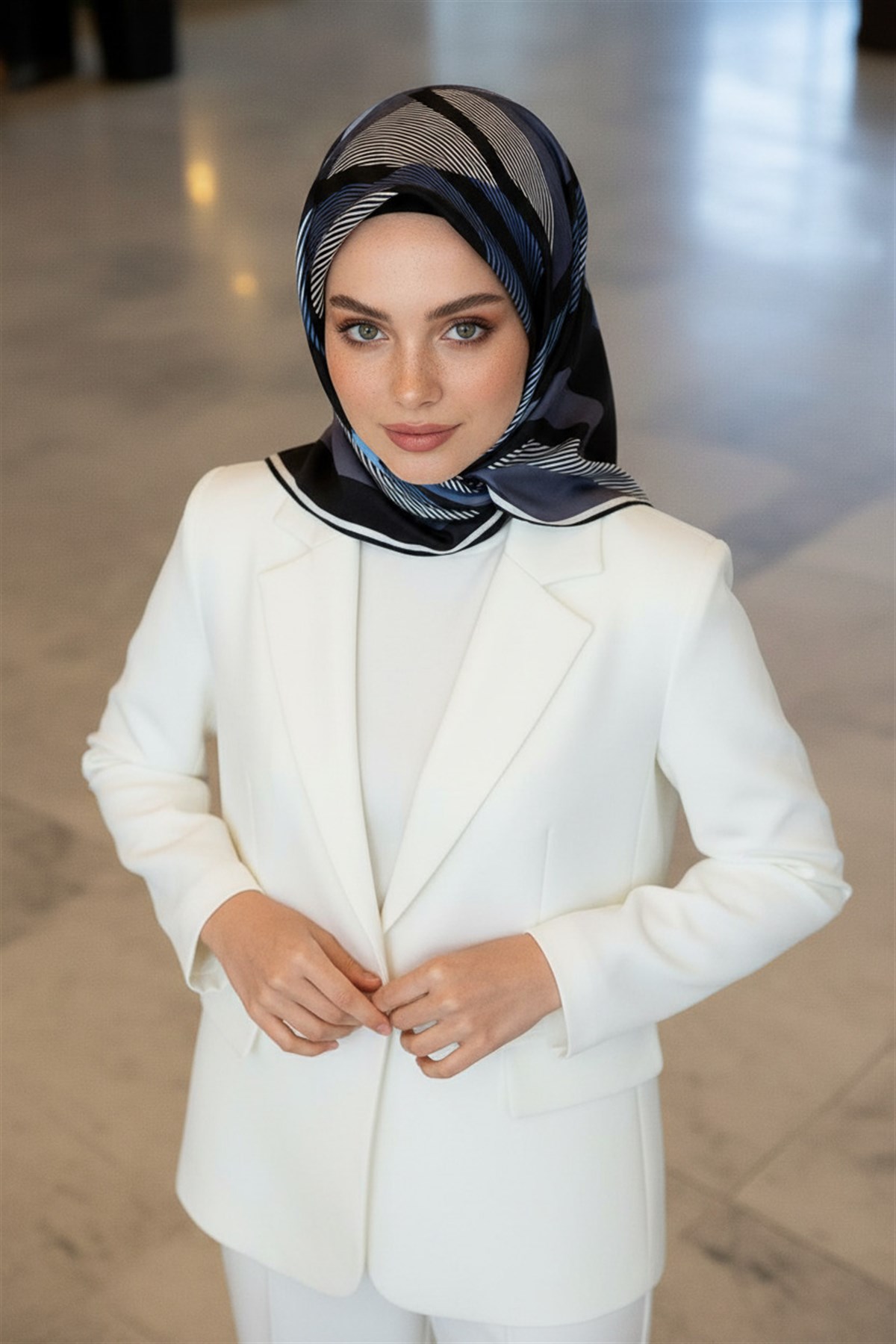% 57 İPEK % 43 VİSKON Twill İpek Geometrik Desenli İndigo - Siyah Renkli 90x90 Eşarp Dikim Şekli : El Dikişi