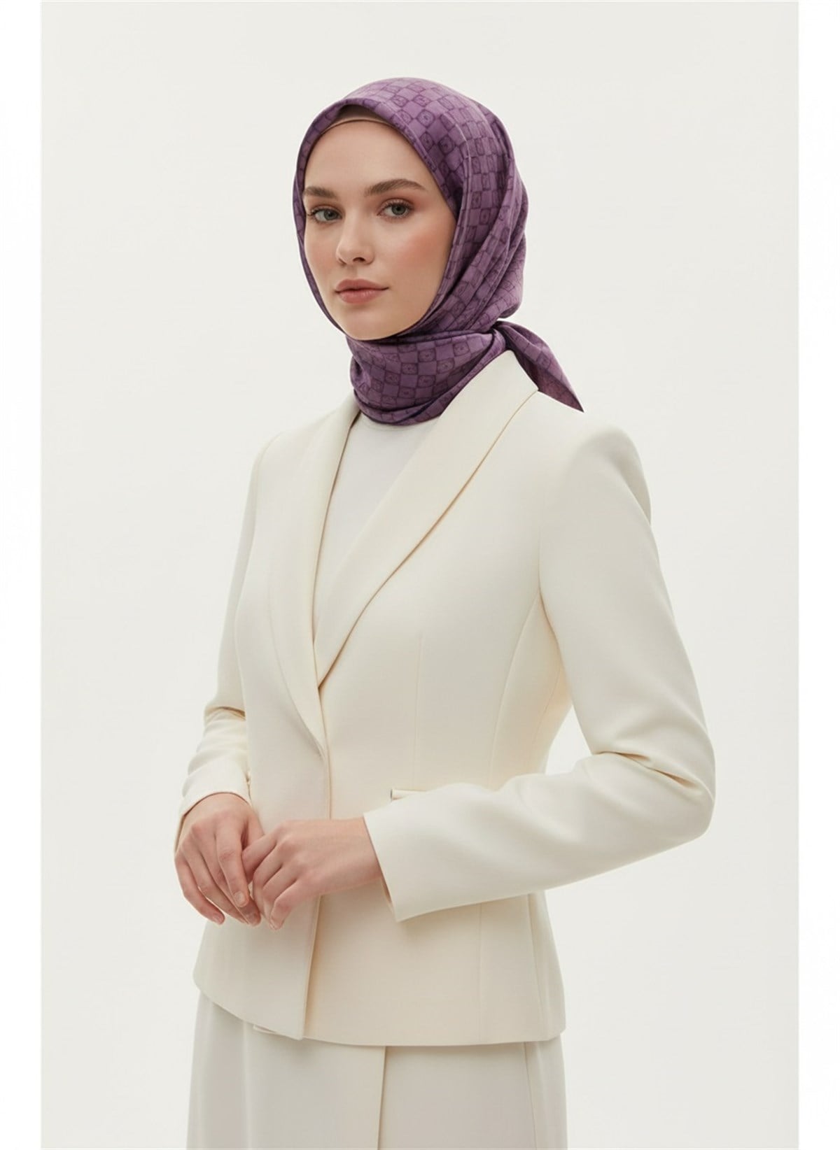 %100 Twill İpek Monogram Desenli Sirke Renkli 90x90 Eşarp Dikim Şekli : El Dikişi