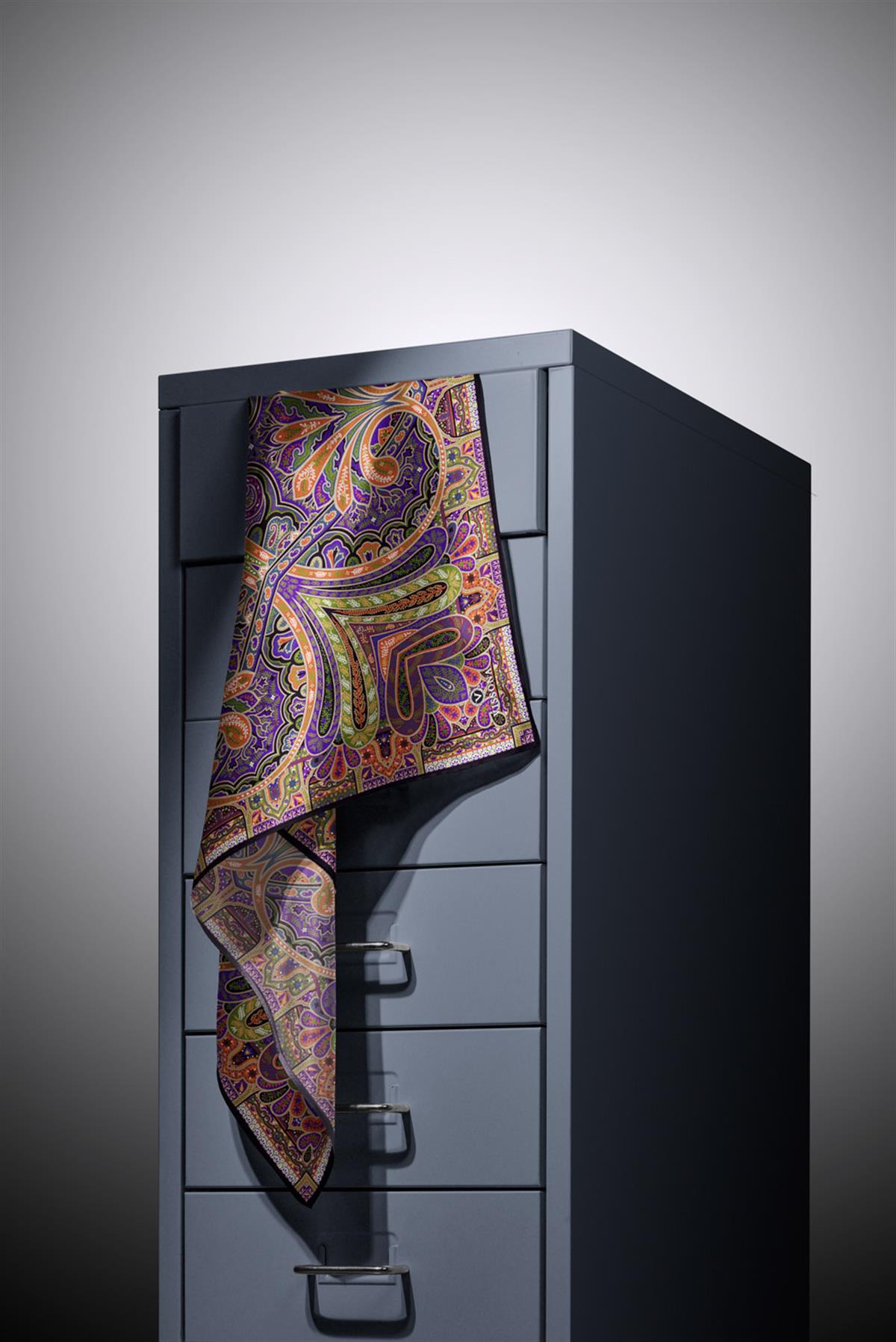 100% Twill İpek Etnik Desenli Siyah - Mor Renkli 90x90 Dikim Şekli : El Dikişi Eşarp