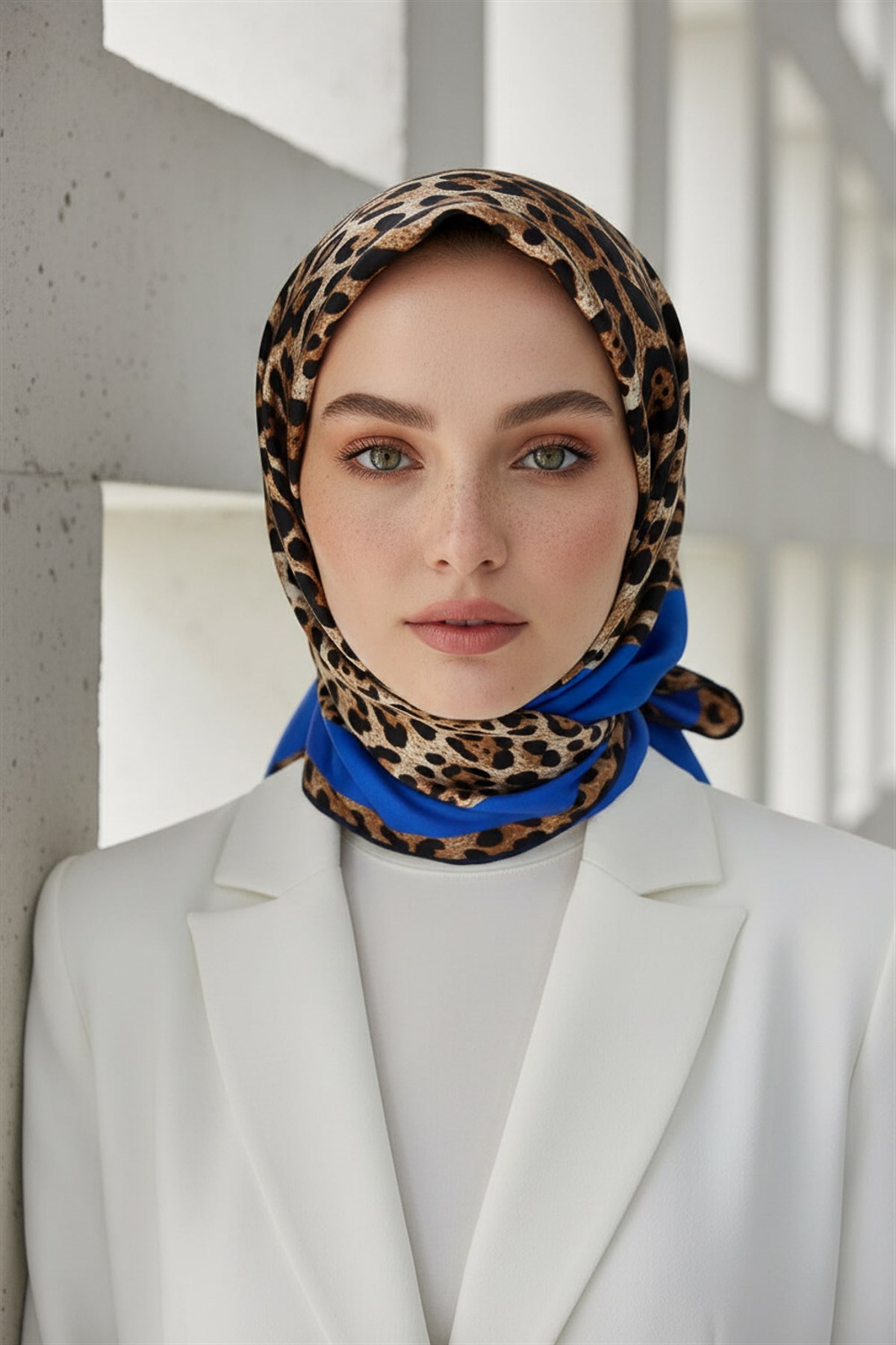 %100 Twill İpek Leopar Desenli Saks Renkli 90x90 Eşarp Dikim Şekli : El Dikişi