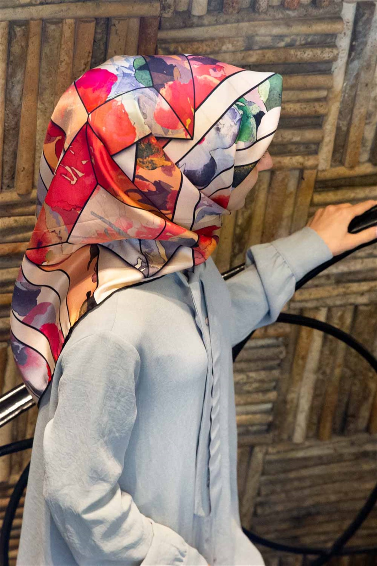 %100 Twill İpek Bahar Çiçekleri Desenli Gri - Kırmızı Renkli 90x90 Eşarp Kenar Dikiş Şekli El Dikişli
