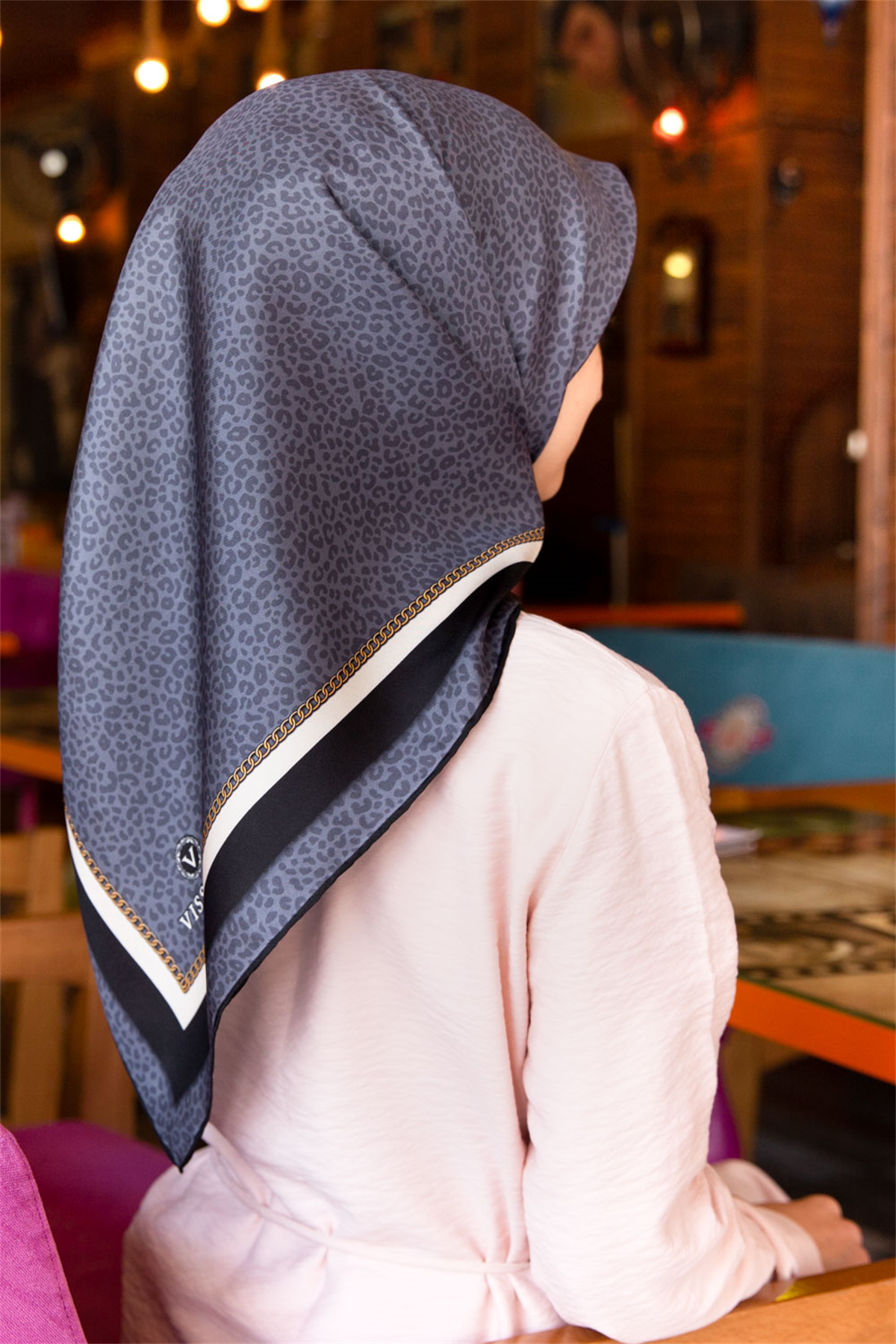 % 57 İPEK % 43 VİSKON Twill İpek Leopar Desenli Gri Renkli 90x90 Eşarp Dikim Şekli : El Dikişi