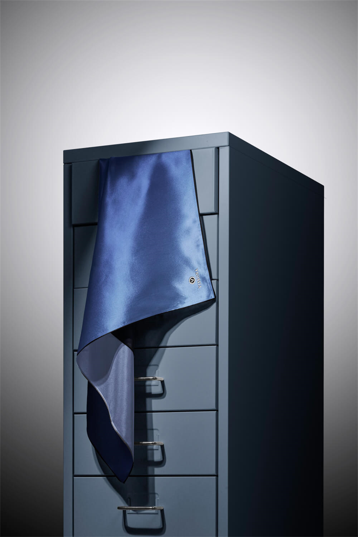 % 57 İPEK % 43 VİSKON Twill İpek Degrade Desenli Buz Mavisi Renkli 90x90 Eşarp Dikim Şekli : El Dikişi