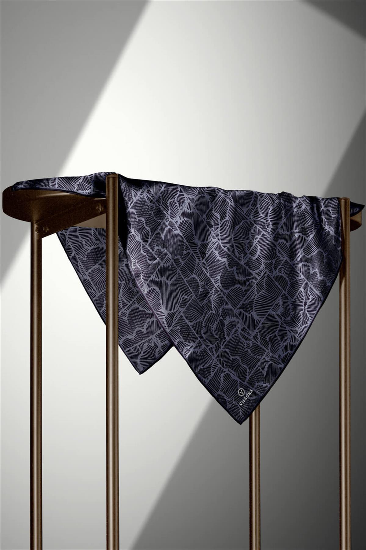 %100 Twill İpek Geometrik Desenli Gri - Siyah Renkli 90x90 Eşarp Dikim Şekli : El Dikişi