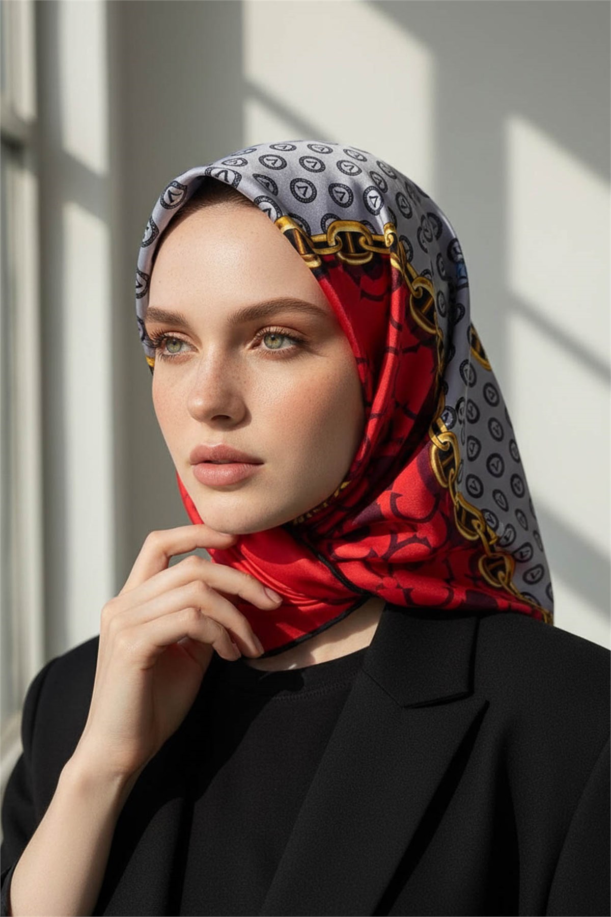 %100 Twill İpek Monogram Ve Zincir Desenli Kırmızı - Gri Renkli 90x90 Eşarp Dikim Şekli : El Dikişi