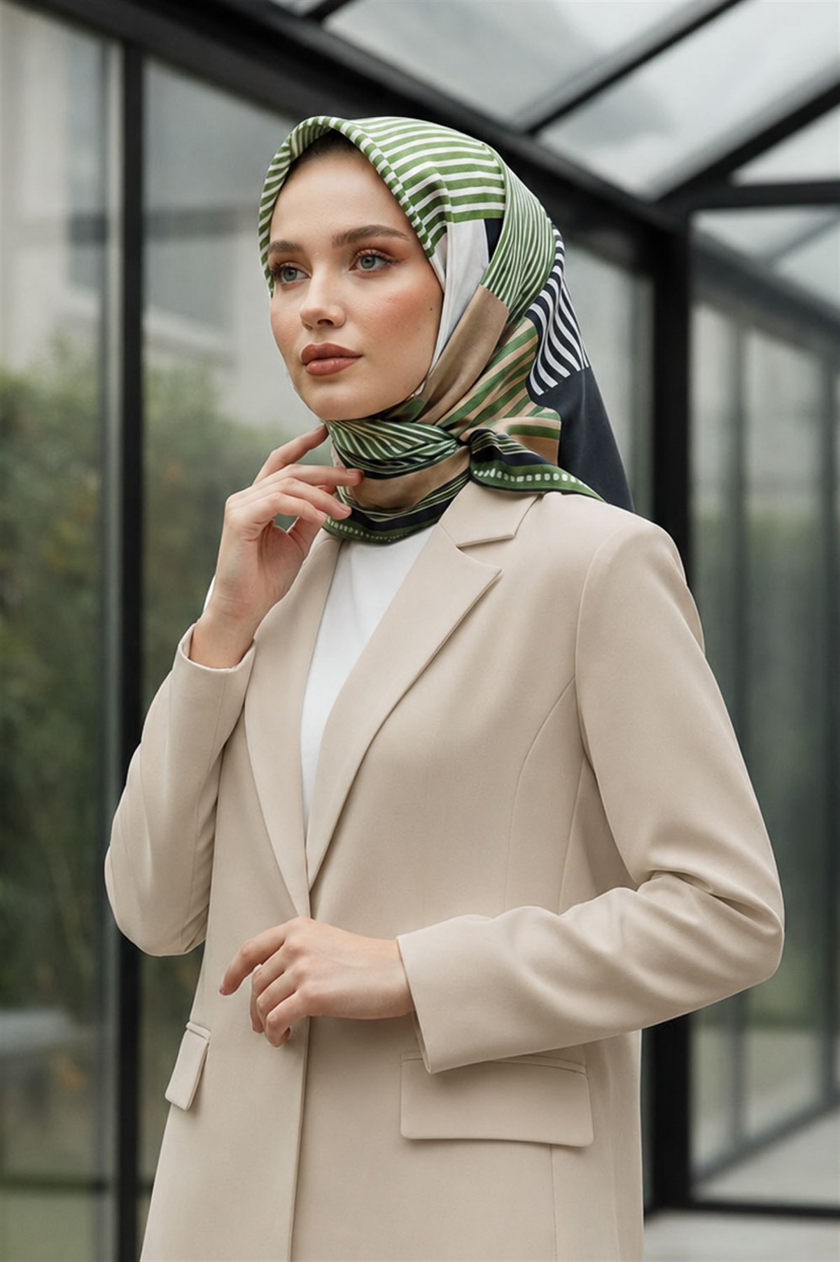 %100 Twill İpek Geometrik Desenli Haki Renkli 90x90 Eşarp Dikim Şekli : El Dikişi
