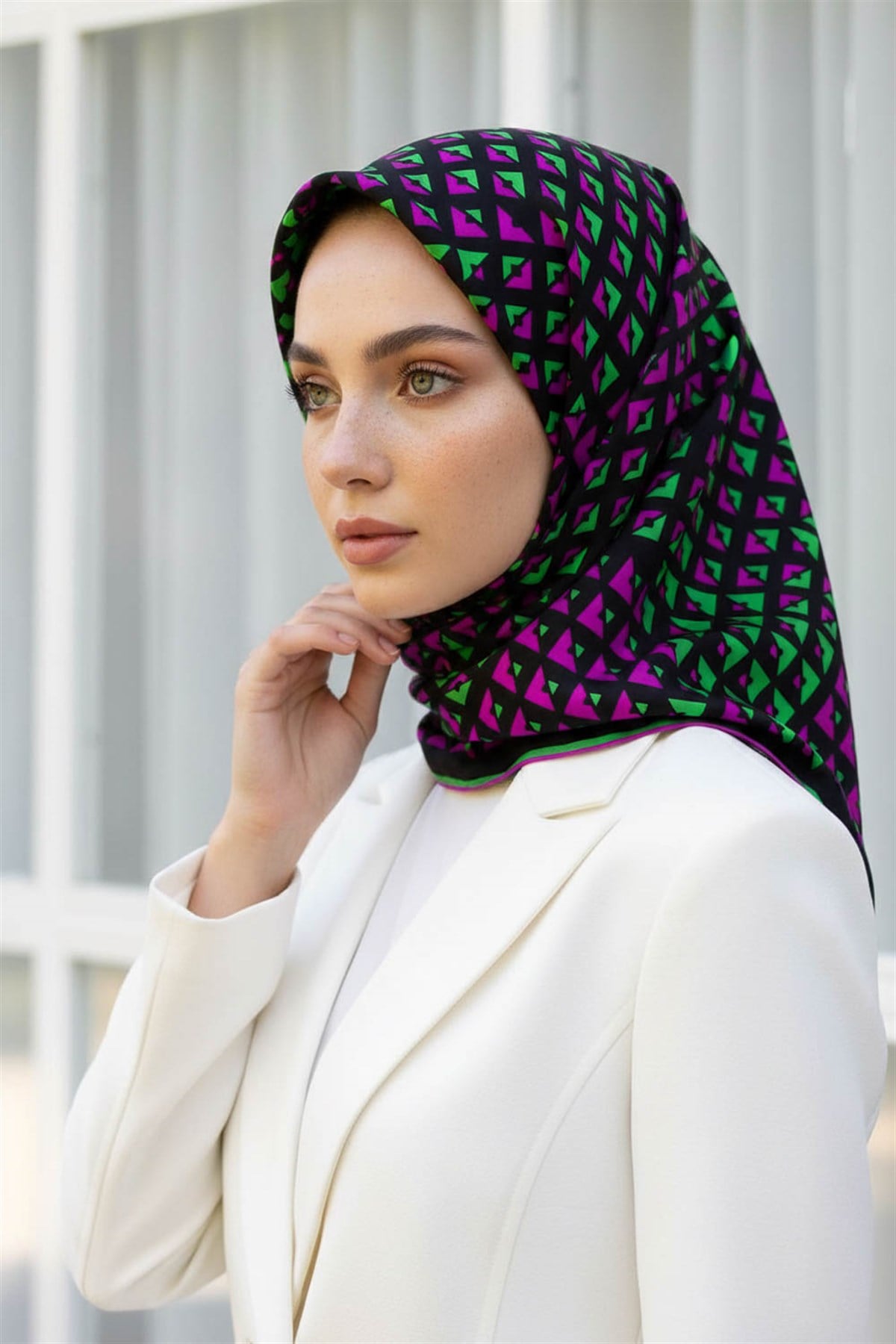 %100 Twill İpek Geometrik Desenli Fuşya - Benetton Yeşili Renkli 90x90 Eşarp Dikim Şekli : El Dikişi