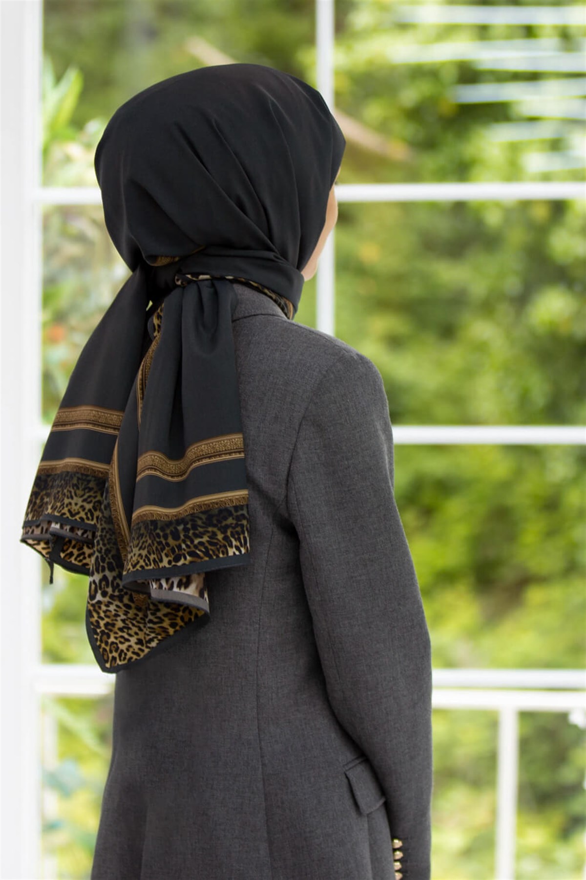 KREP LEOPAR BORDÜR DESENLİ FÜME RENKLİ 75X195 KIRIŞMAZ ŞAL